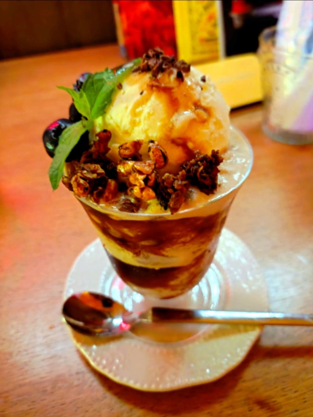 イエロー系のブルゾン、ブラック系のその他パンツ、ブラック系のスニーカーを着用したメンズの夏コーディネートの3枚目の写真