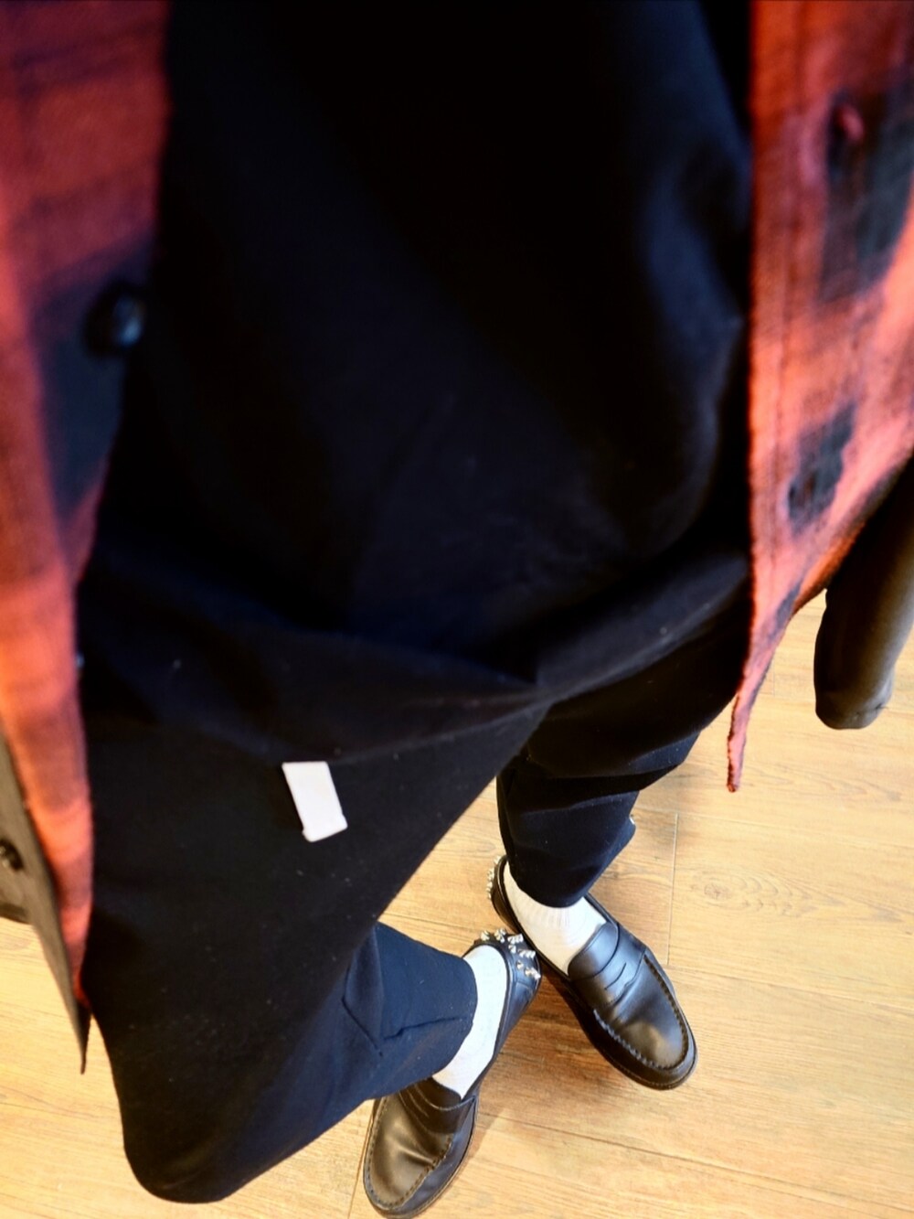 ブラック系のその他パンツ、ブラック系のシャツ/ブラウス、レッド系のシャツ/ブラウスを着用したメンズの秋コーディネートの3枚目の写真