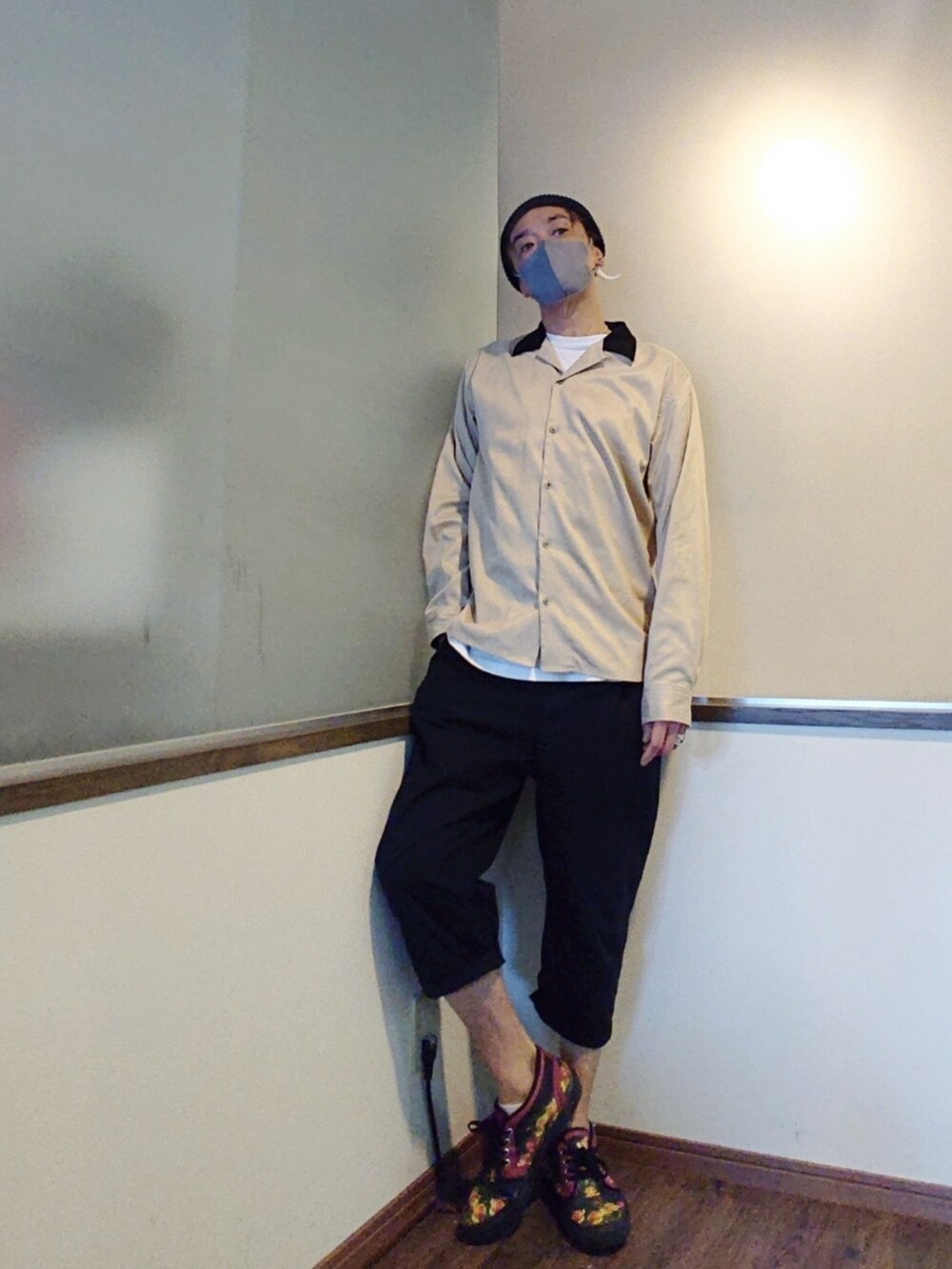 ベージュ系のシャツ/ブラウス、ブラック系のパンツ、ブラック系のスニーカーを着用したメンズの夏コーディネートの2枚目の写真