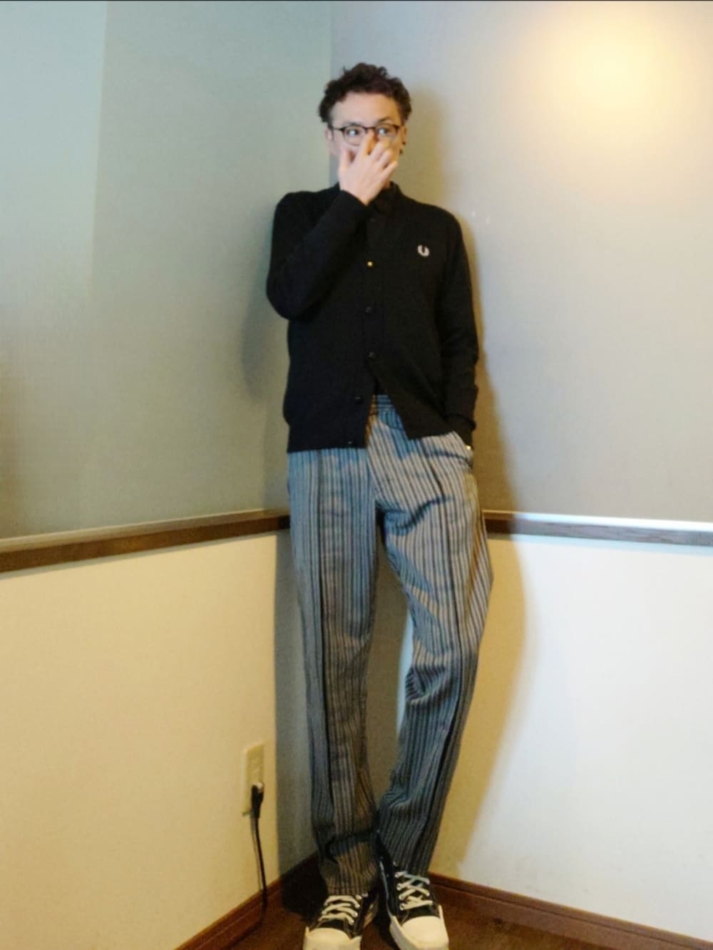 ブラック系のシャツ/ブラウス、ブラック系のカーディガン/ボレロ、ホワイト系のMA-1を着用したメンズの春コーディネートの2枚目の写真