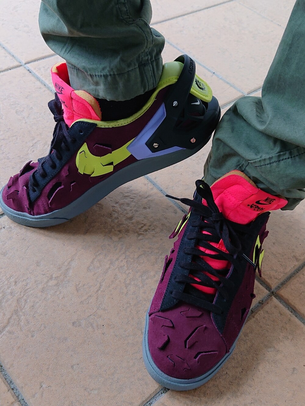 ブラック系のパーカー、ブラック系のベスト、グリーン系のカーゴパンツを着用したメンズの夏コーディネートの4枚目の写真