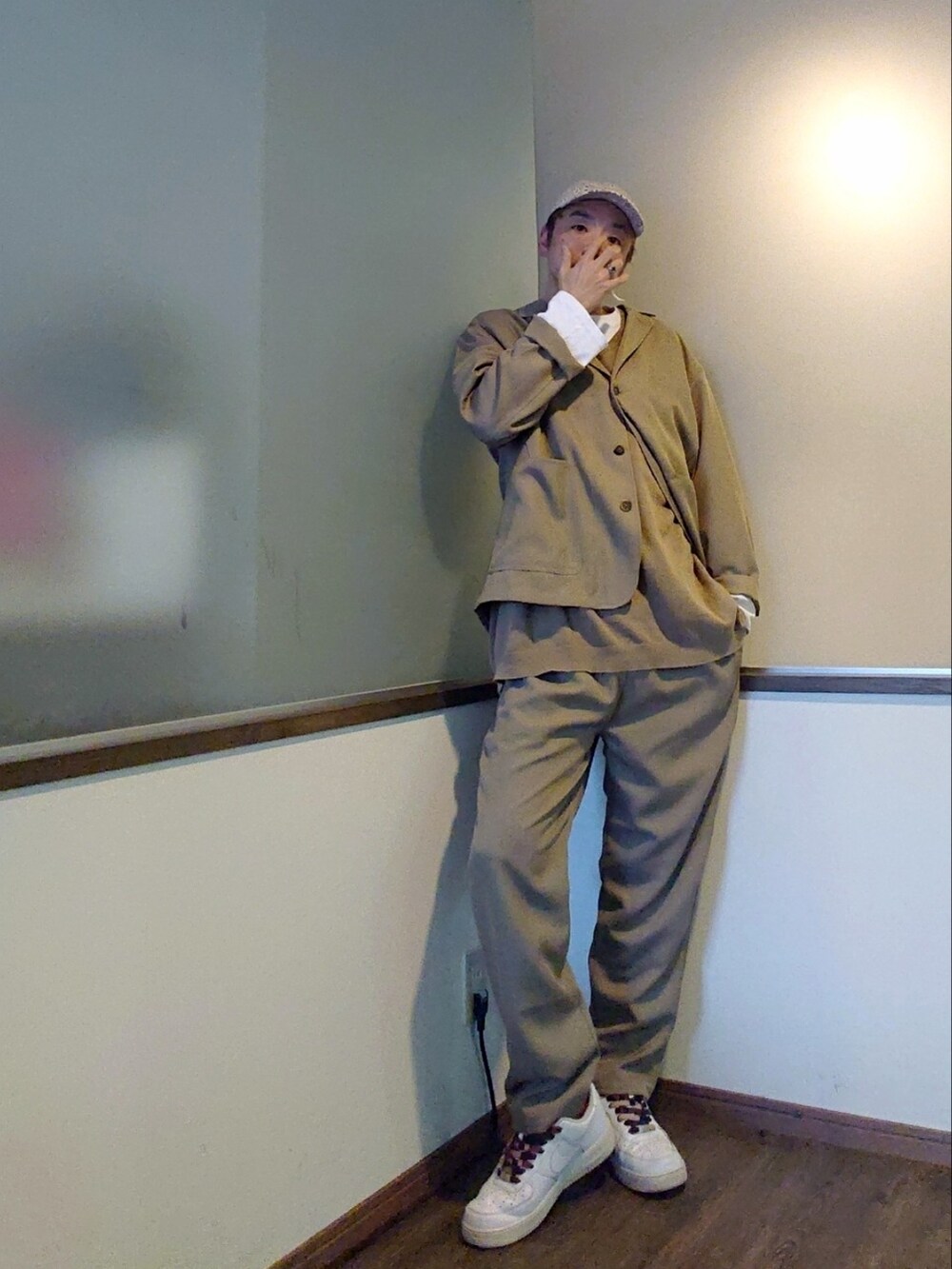 ベージュ系のベスト、ホワイト系のTシャツ/カットソー、ホワイト系のスニーカーを着用したメンズの春コーディネートの2枚目の写真