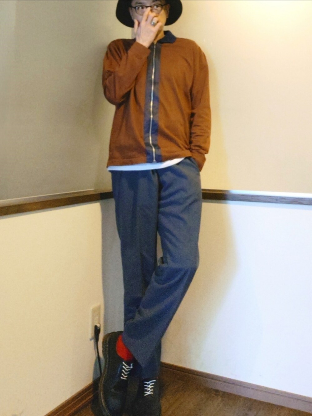 ブラウン系のカーディガン/ボレロ、ホワイト系のTシャツ/カットソー、グレー系のスラックスを着用したメンズの夏コーディネートの2枚目の写真