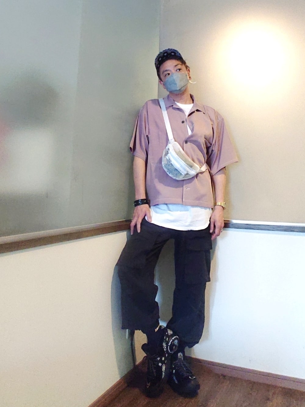 ピンク系のシャツ/ブラウス、ブラック系のカーゴパンツ、ブラック系のスニーカーを着用したメンズの夏コーディネートの2枚目の写真