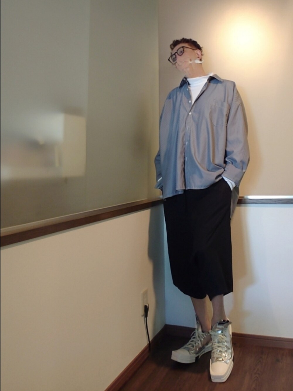 ホワイト系のTシャツ/カットソー、ブラック系のシャツ/ブラウス、ブラック系のその他パンツを着用したメンズの夏コーディネートの2枚目の写真