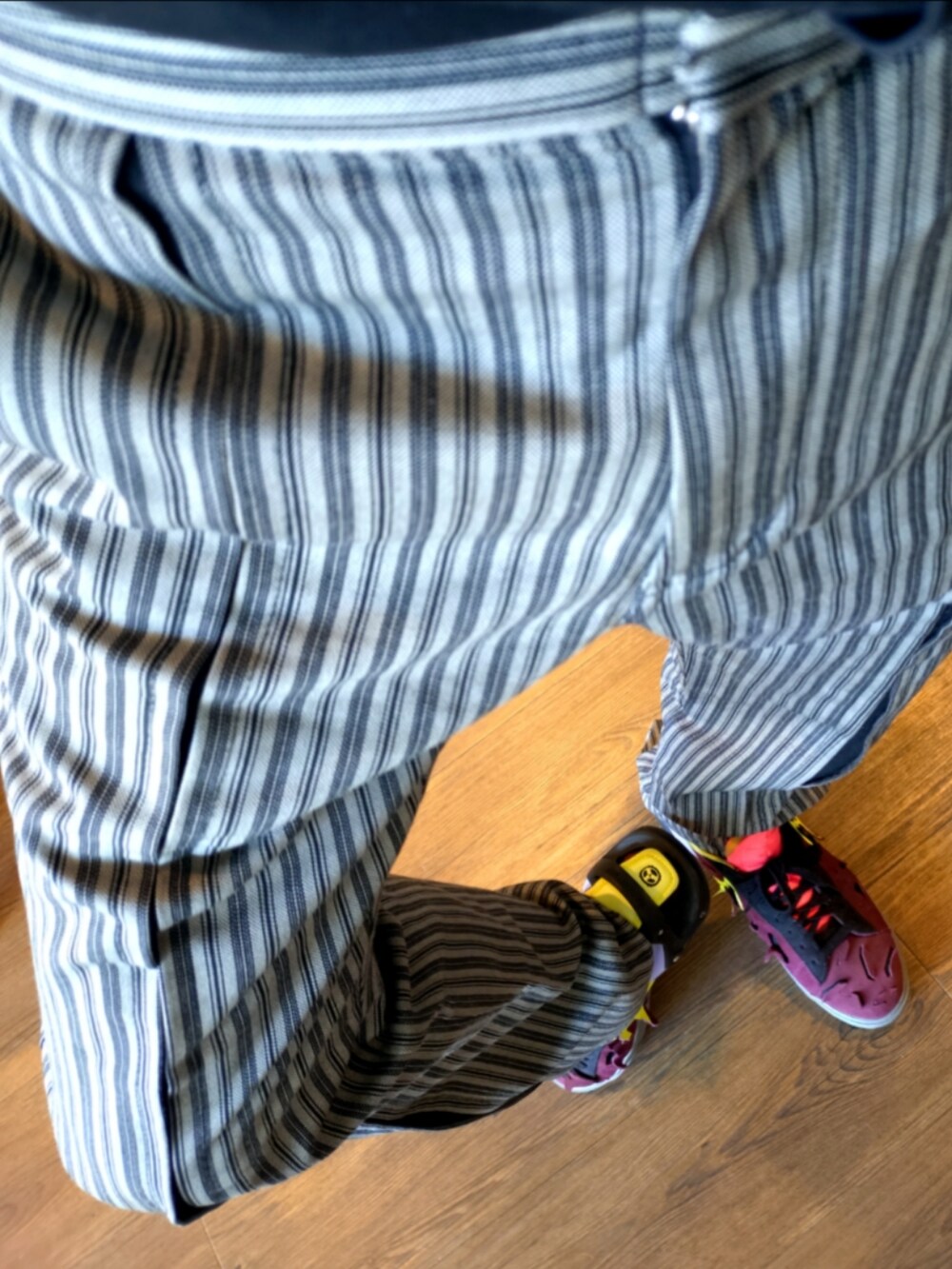 ブラック系のシャツ/ブラウス、ブラック系のショルダーバッグ、グリーン系のショルダーバッグを着用したメンズの秋コーディネートの3枚目の写真