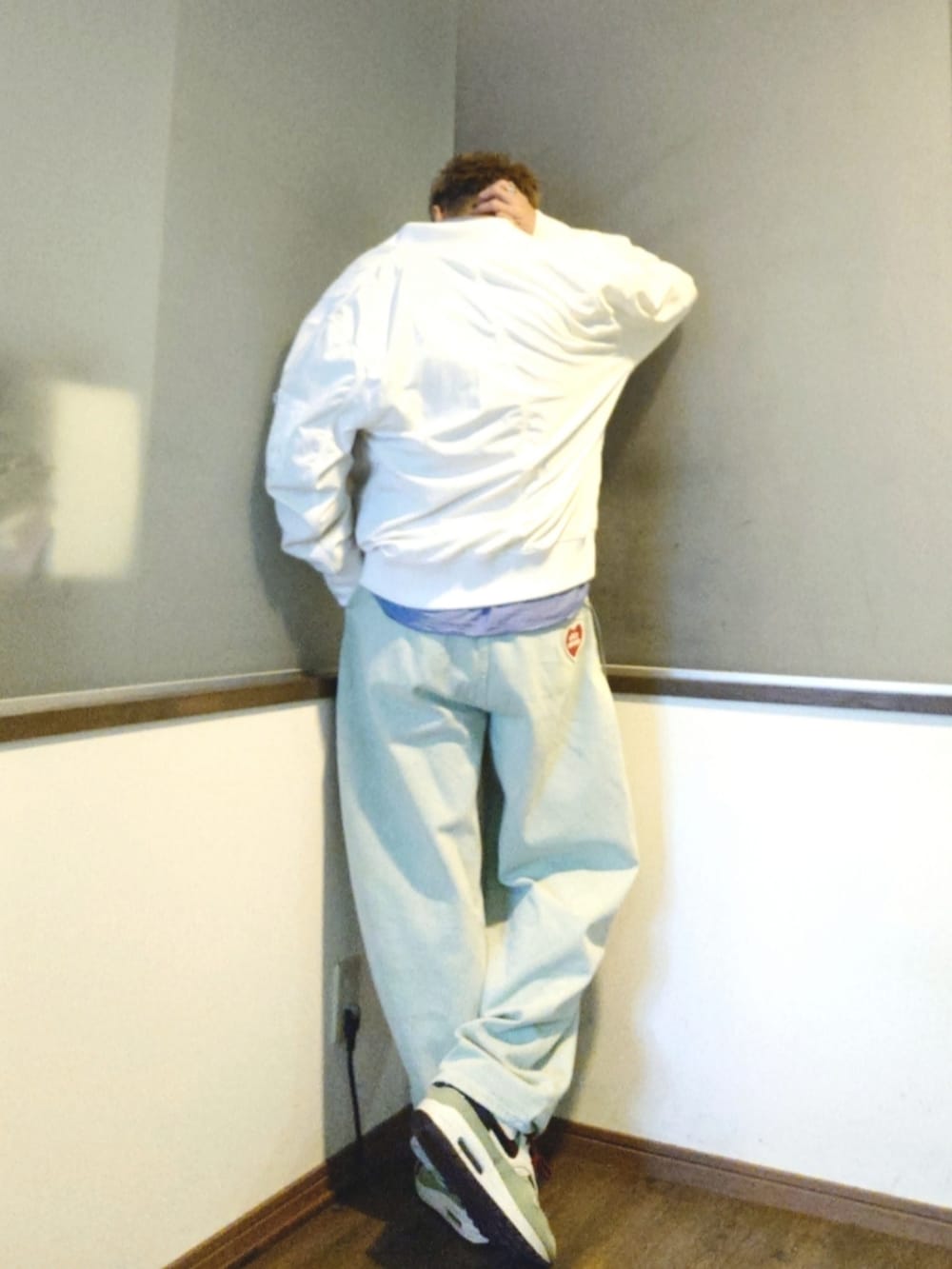 ブルー系のデニムパンツ、ホワイト系のMA-1、グレー系のスウェットを着用したメンズの春コーディネートの3枚目の写真