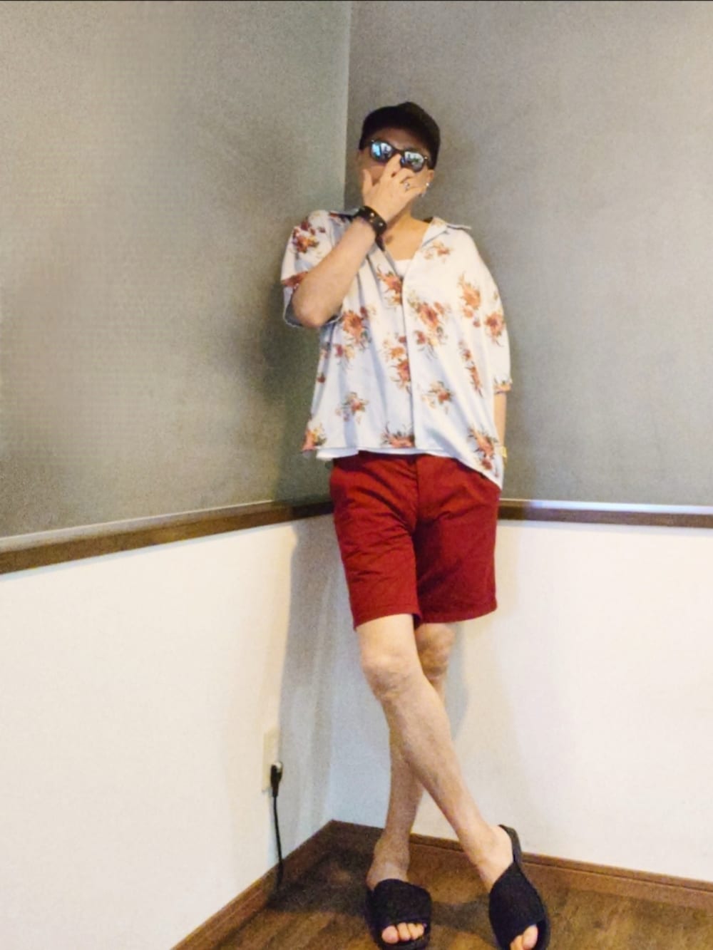 ブルー系のシャツ/ブラウス、レッド系のパンツ、ブラック系のサンダルを着用したメンズの夏コーディネートの2枚目の写真