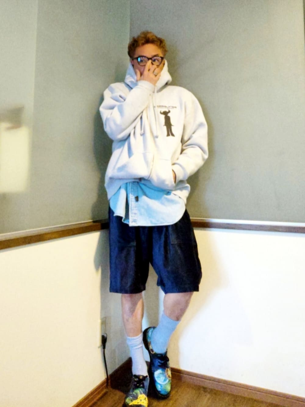 グレー系のパーカー、ブルー系のその他パンツ、ブルー系のシャツ/ブラウスを着用したメンズの夏コーディネートの2枚目の写真