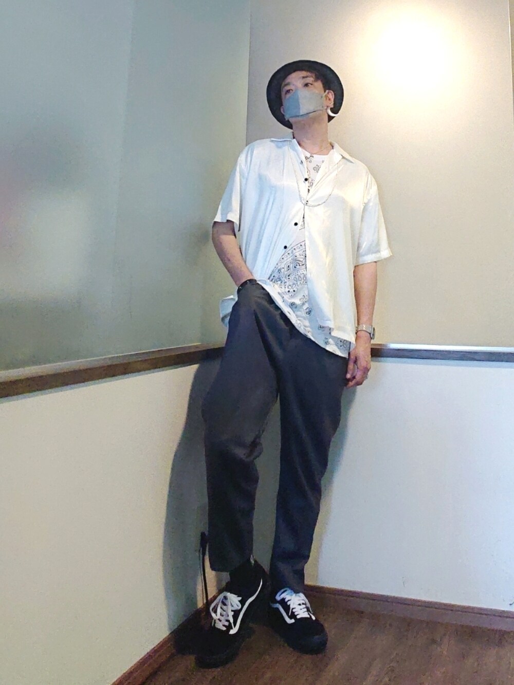 ホワイト系のシャツ/ブラウス、グレー系のスラックス、ブラック系のスニーカーを着用したメンズの夏コーディネートの2枚目の写真