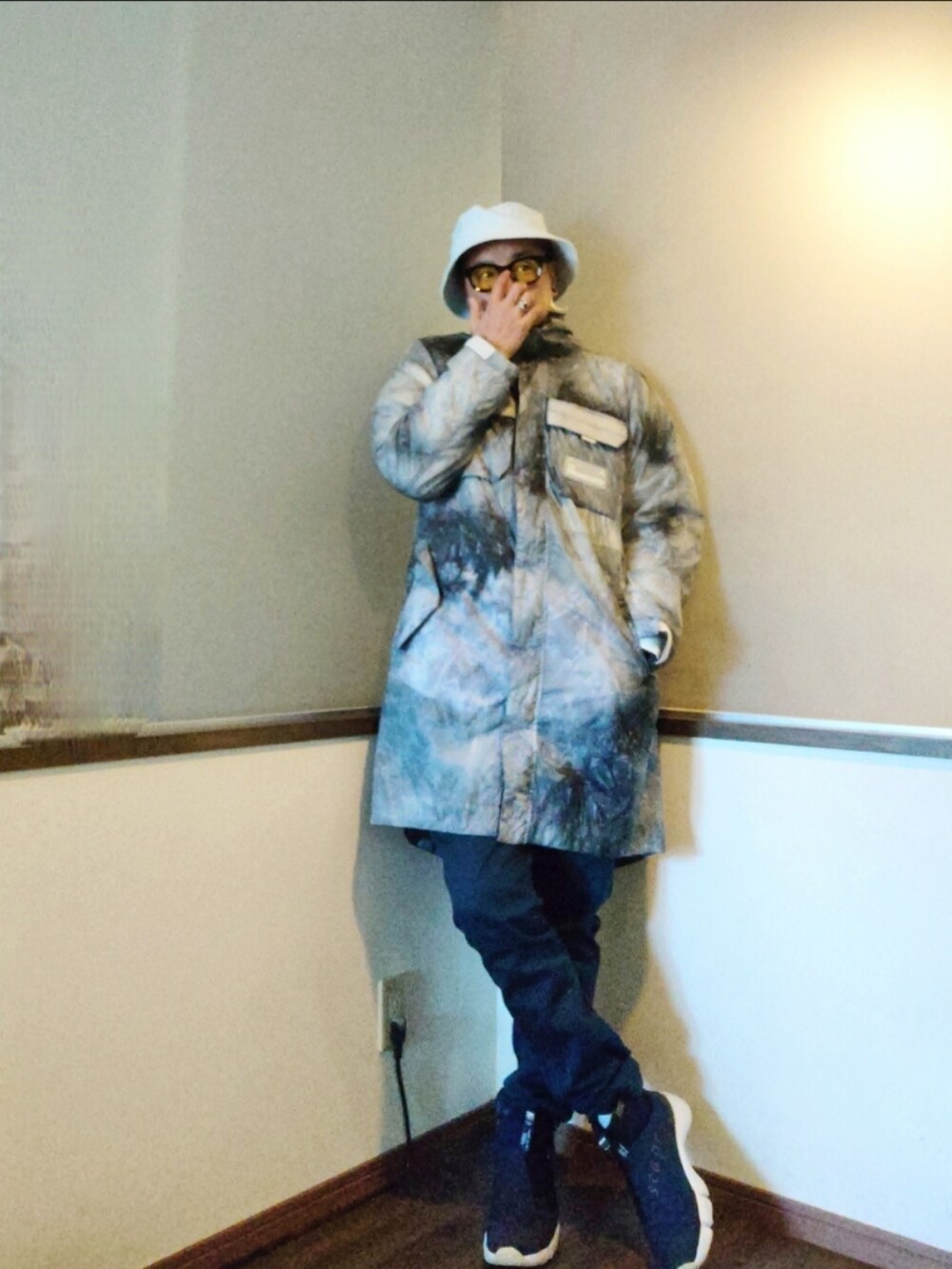 グレー系のニット/セーター、ホワイト系のその他アウター、ブルー系のパンツを着用したメンズの秋コーディネートの2枚目の写真