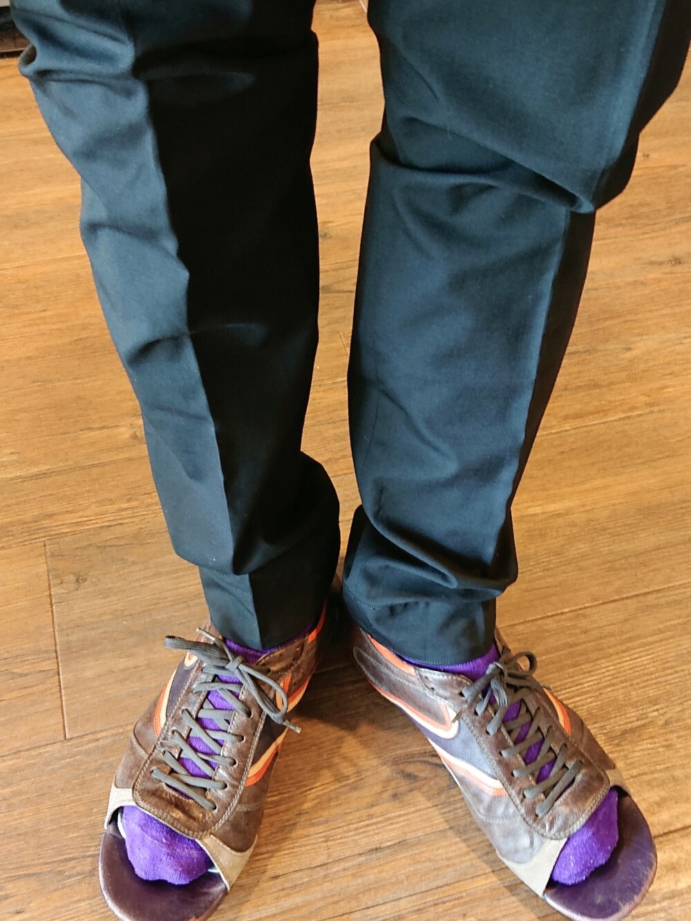 ブラック系のシャツ/ブラウス、ホワイト系のタンクトップ、ブラック系のスラックスを着用したメンズの夏コーディネートの2枚目の写真