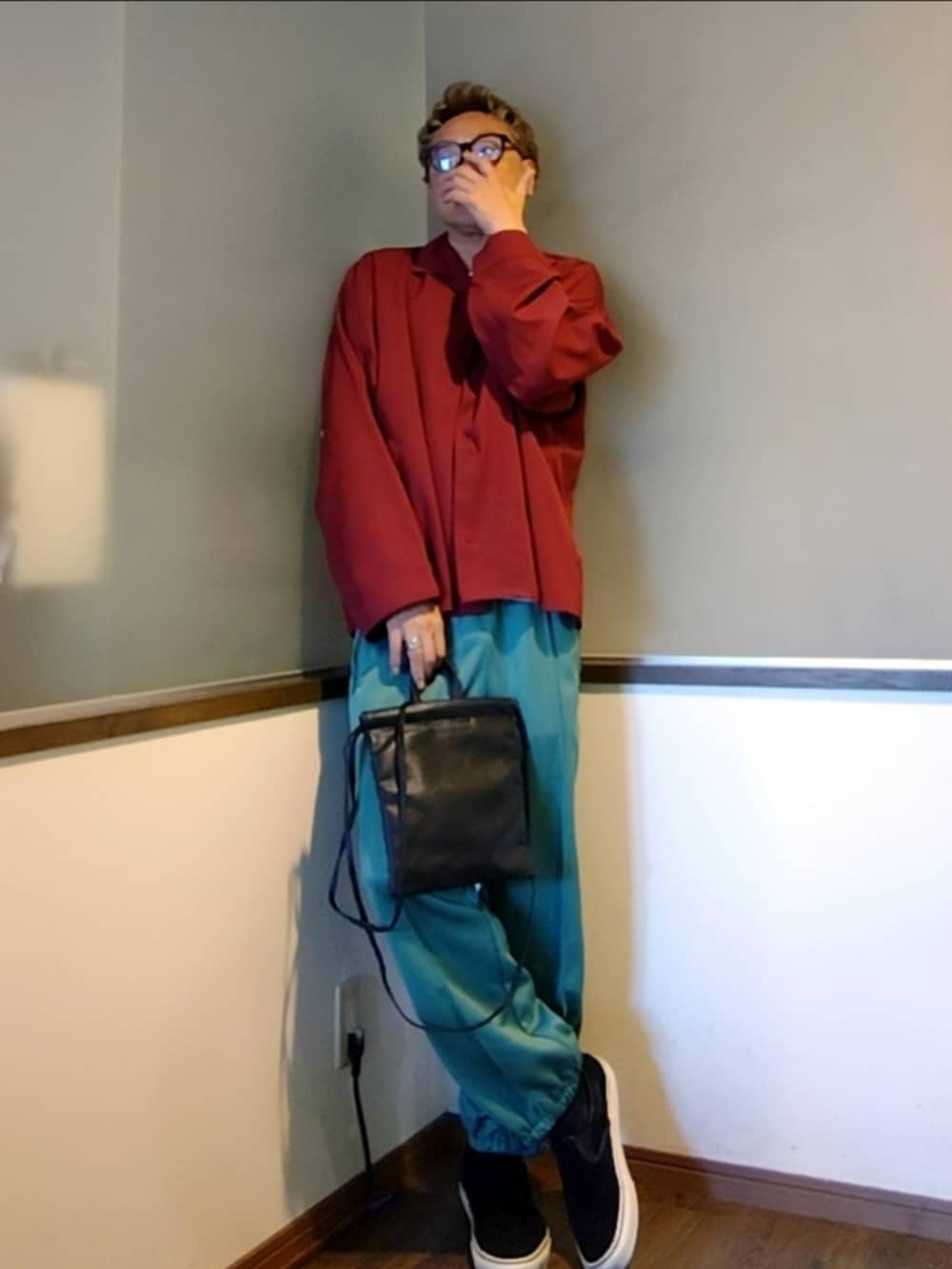 グリーン系のその他パンツ、ブラック系のスニーカー、ブラック系のショルダーバッグを着用したメンズの秋コーディネートの3枚目の写真