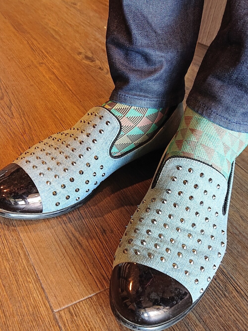 ピンク系のシャツ/ブラウス、ブルー系のトートバッグ、ブルー系のデニムパンツを着用したメンズの春コーディネートの3枚目の写真