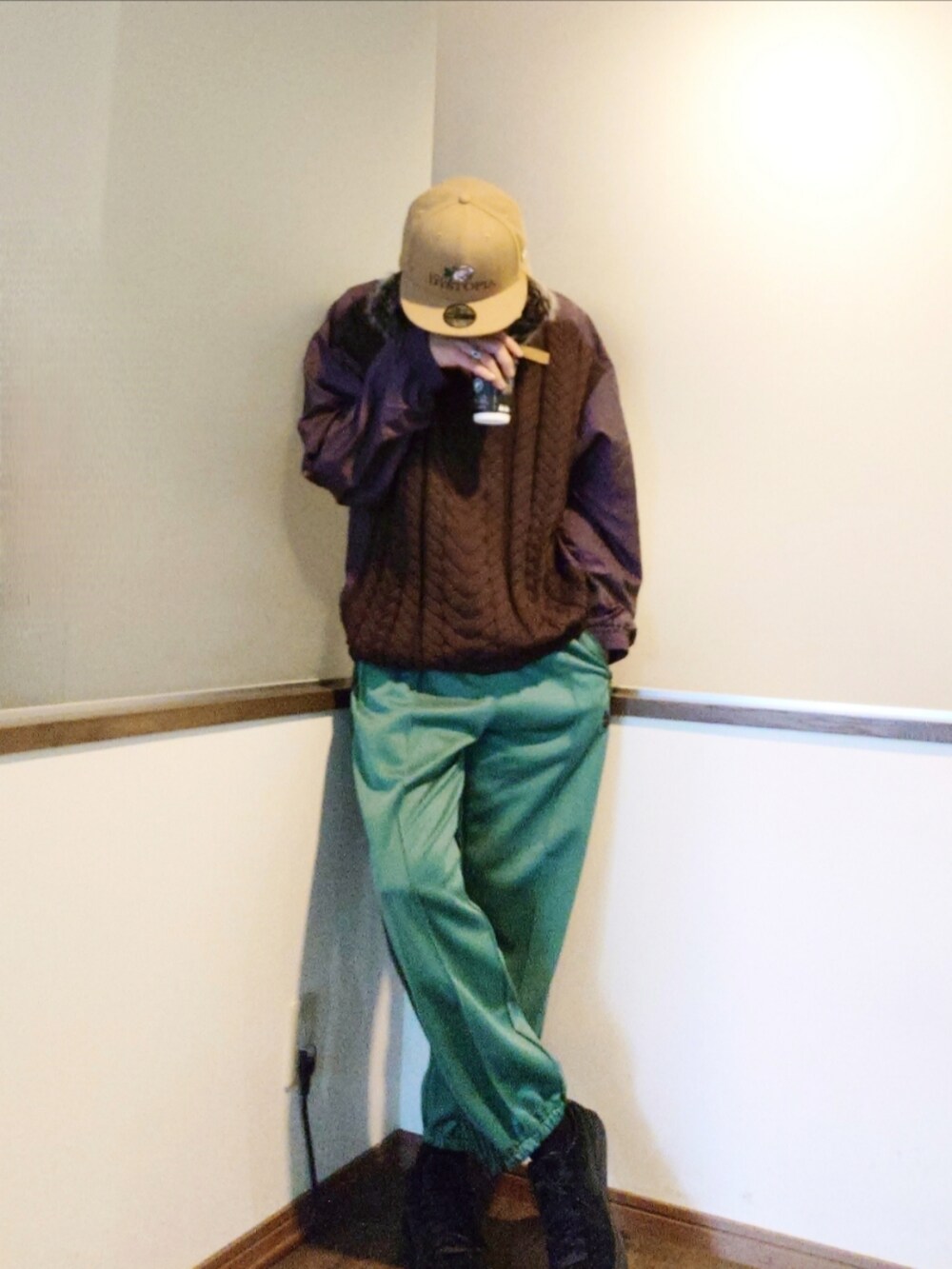 パープル系のニット/セーター、グリーン系のその他パンツ、ブラック系のスニーカーを着用したメンズの秋コーディネートの2枚目の写真