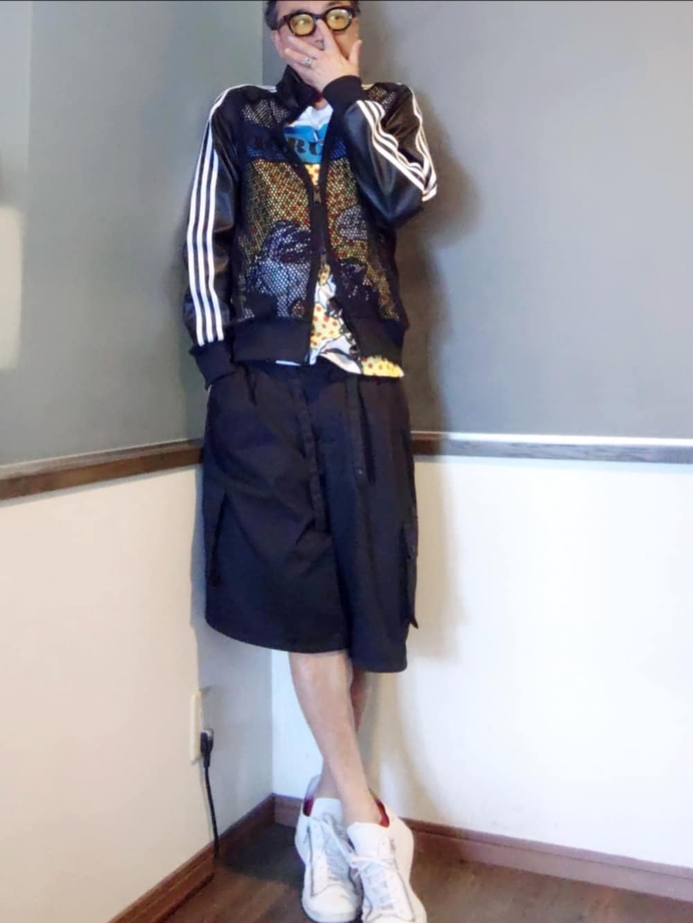 ホワイト系のTシャツ/カットソー、ブラック系のジャージ、ホワイト系のスニーカーを着用したメンズの夏コーディネートの2枚目の写真
