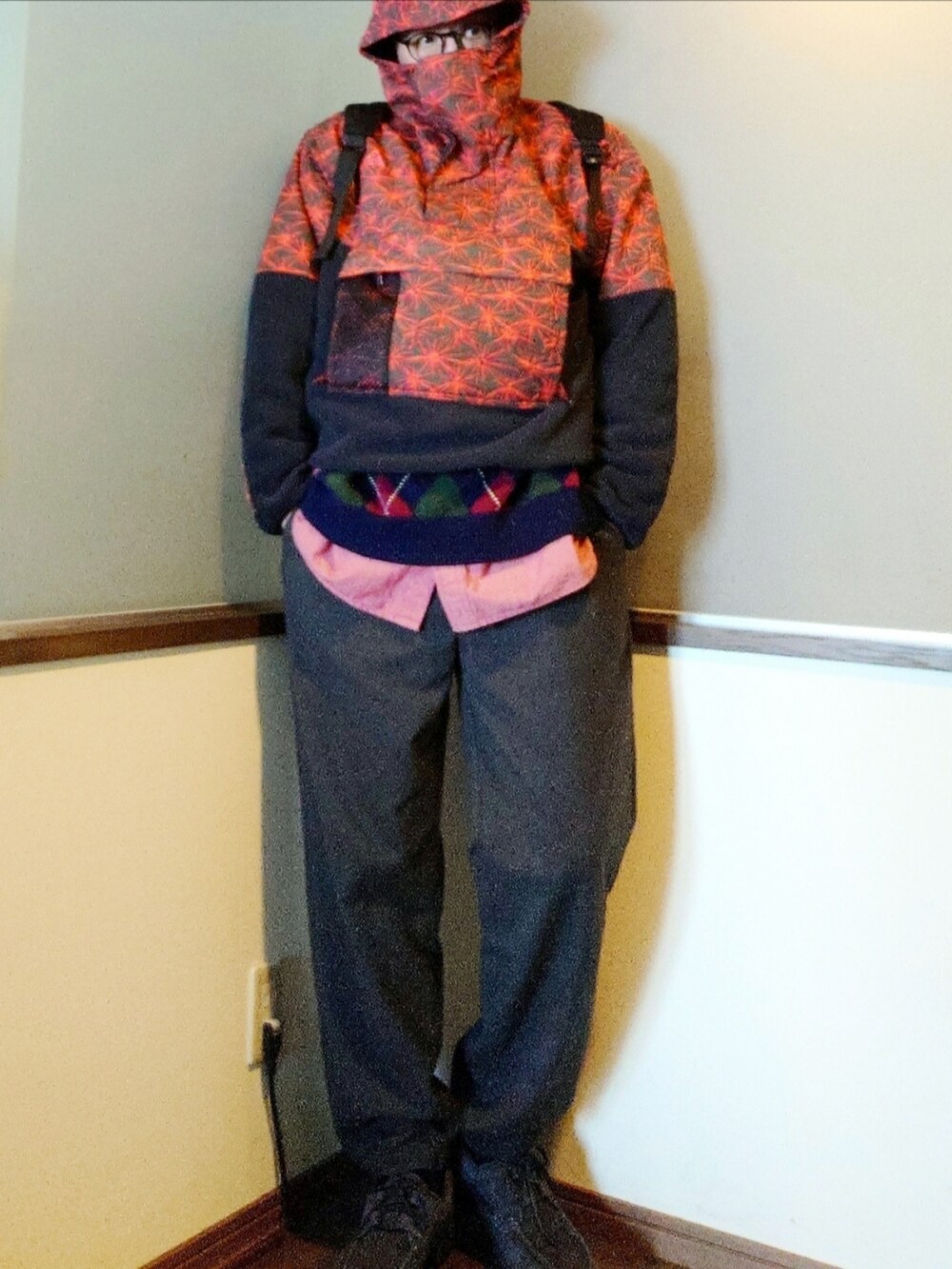 レッド系のブルゾン、レッド系のシャツ/ブラウス、ブルー系のニット/セーターを着用したメンズの冬コーディネートの3枚目の写真