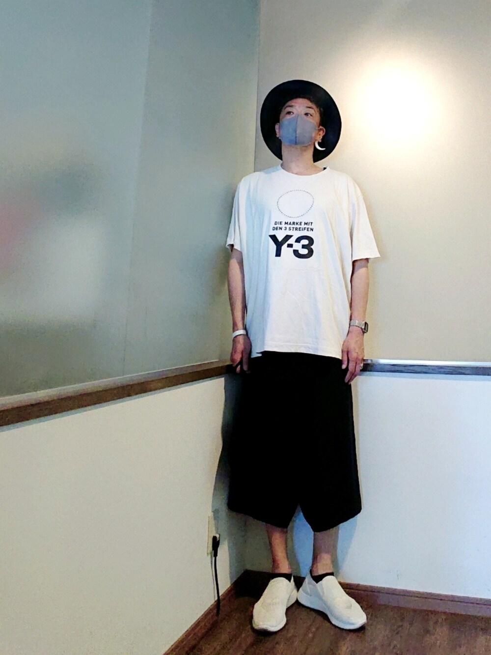 ホワイト系のTシャツ/カットソー、ブラック系のその他パンツ、ホワイト系のスニーカーを着用したメンズの夏コーディネートの3枚目の写真