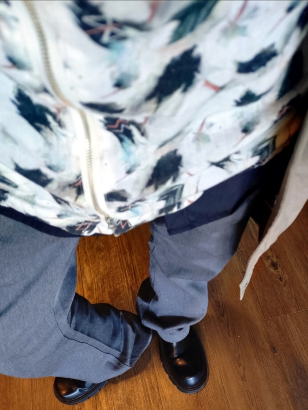 グリーン系のトレンチコート、ホワイト系のシャツ/ブラウス、グレー系のチノパンツを着用したメンズの秋コーディネートの4枚目の写真