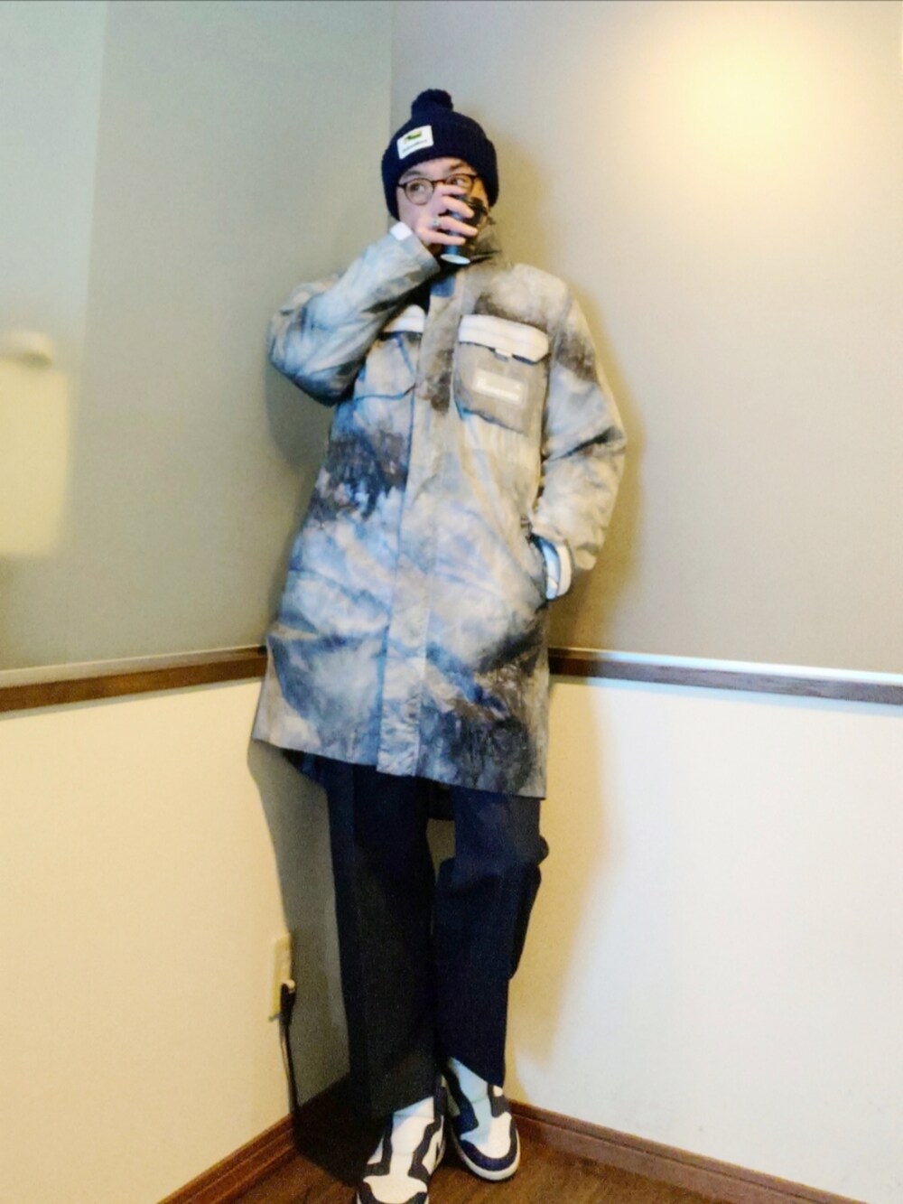 ホワイト系のその他アウター、ブルー系のデニムジャケット、レッド系のシャツ/ブラウスを着用したメンズの冬コーディネートの2枚目の写真