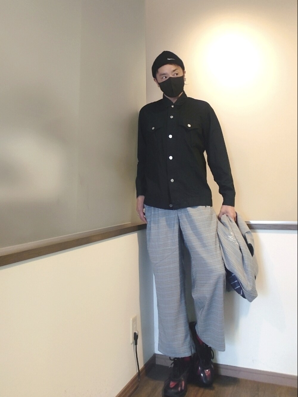 ブラウン系のテーラードジャケット、ブラウン系のスラックス、ブラック系のシャツ/ブラウスを着用したメンズの秋コーディネートの2枚目の写真