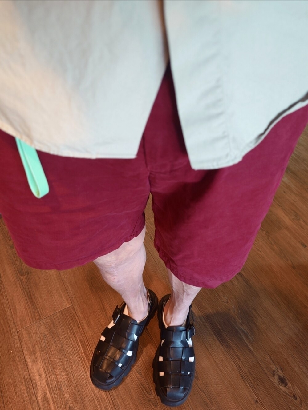 グレー系のシャツ/ブラウス、レッド系のパンツ、ブラック系のサンダルを着用したメンズの夏コーディネートの2枚目の写真