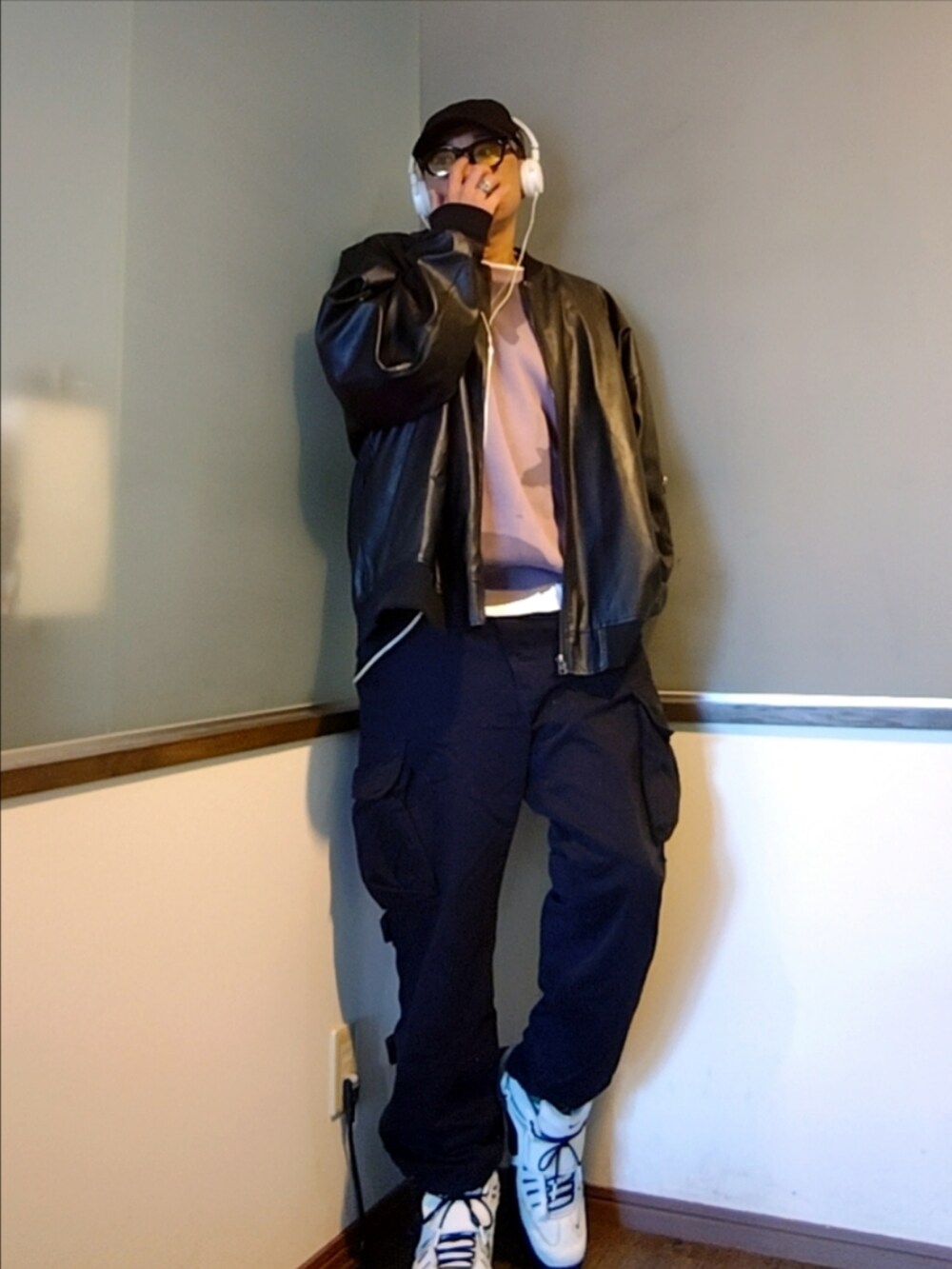 パープル系のニット/セーター、ブラック系のMA-1、ブラック系のカーゴパンツを着用したメンズの秋コーディネートの3枚目の写真