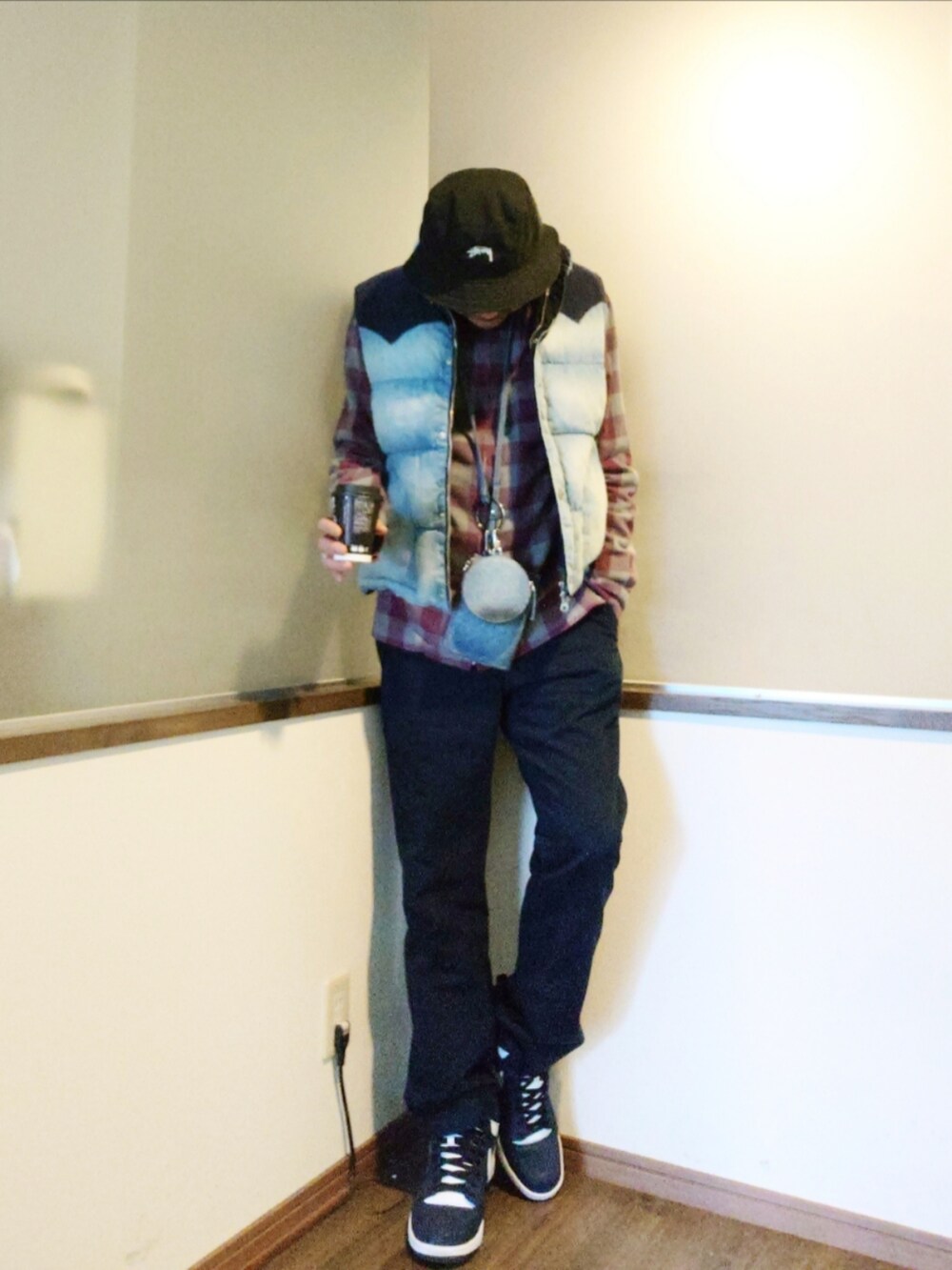 ブルー系のダウンベスト、レッド系のシャツ/ブラウス、ブルー系のスラックスを着用したメンズの秋コーディネートの2枚目の写真