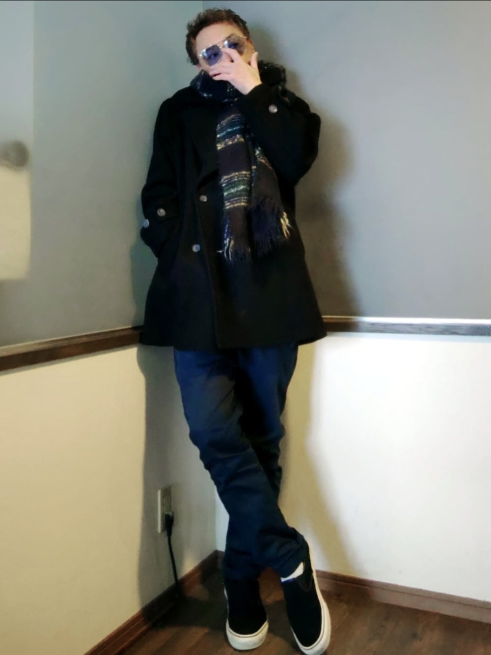 ブラック系のピーコート、グリーン系のジャージ、ブルー系のTシャツ/カットソーを着用したメンズの冬コーディネートの2枚目の写真