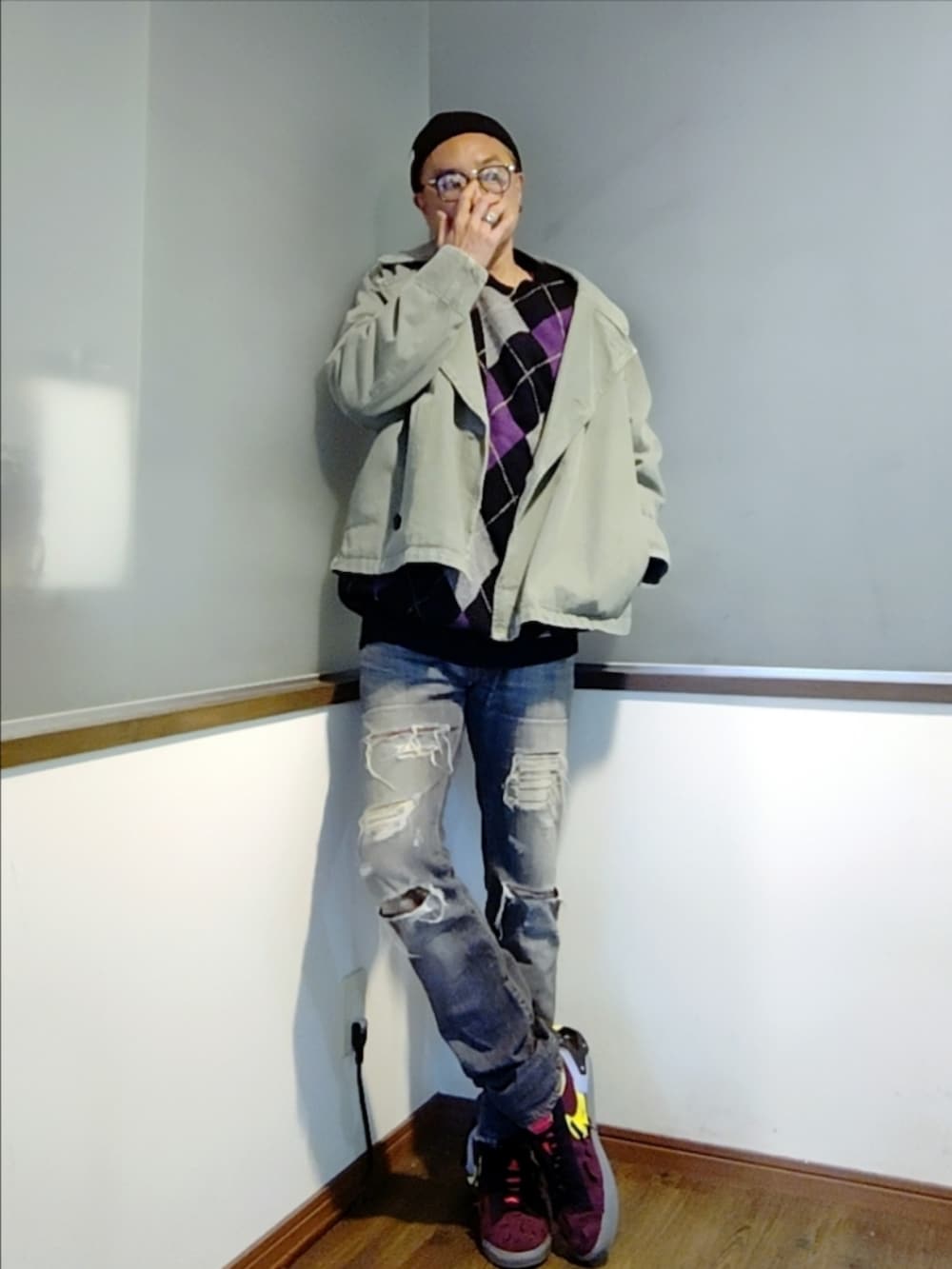 ブラック系のニット/セーター、ブラック系のデニムパンツ、レッド系のスニーカーを着用したメンズの秋コーディネートの2枚目の写真