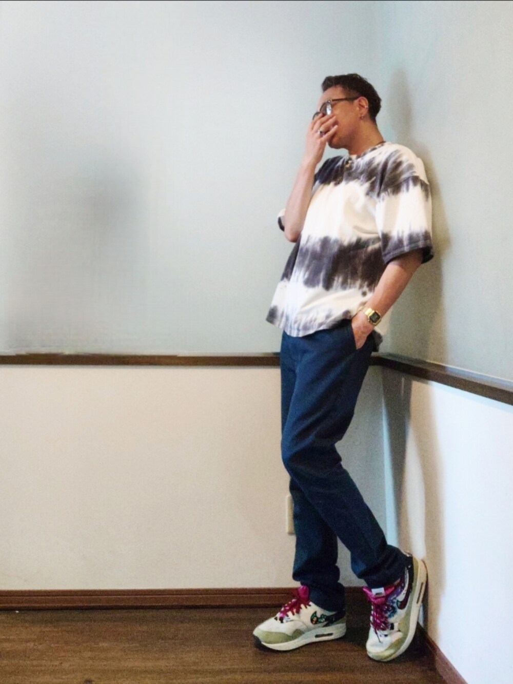 ホワイト系のTシャツ/カットソー、ブルー系のパンツ、その他のスニーカーを着用したメンズの夏コーディネートの2枚目の写真