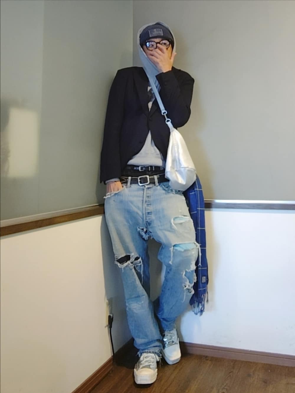 ブルー系のテーラードジャケット、ブルー系のデニムパンツ、ブラック系のデニムパンツを着用したメンズの秋コーディネートの2枚目の写真