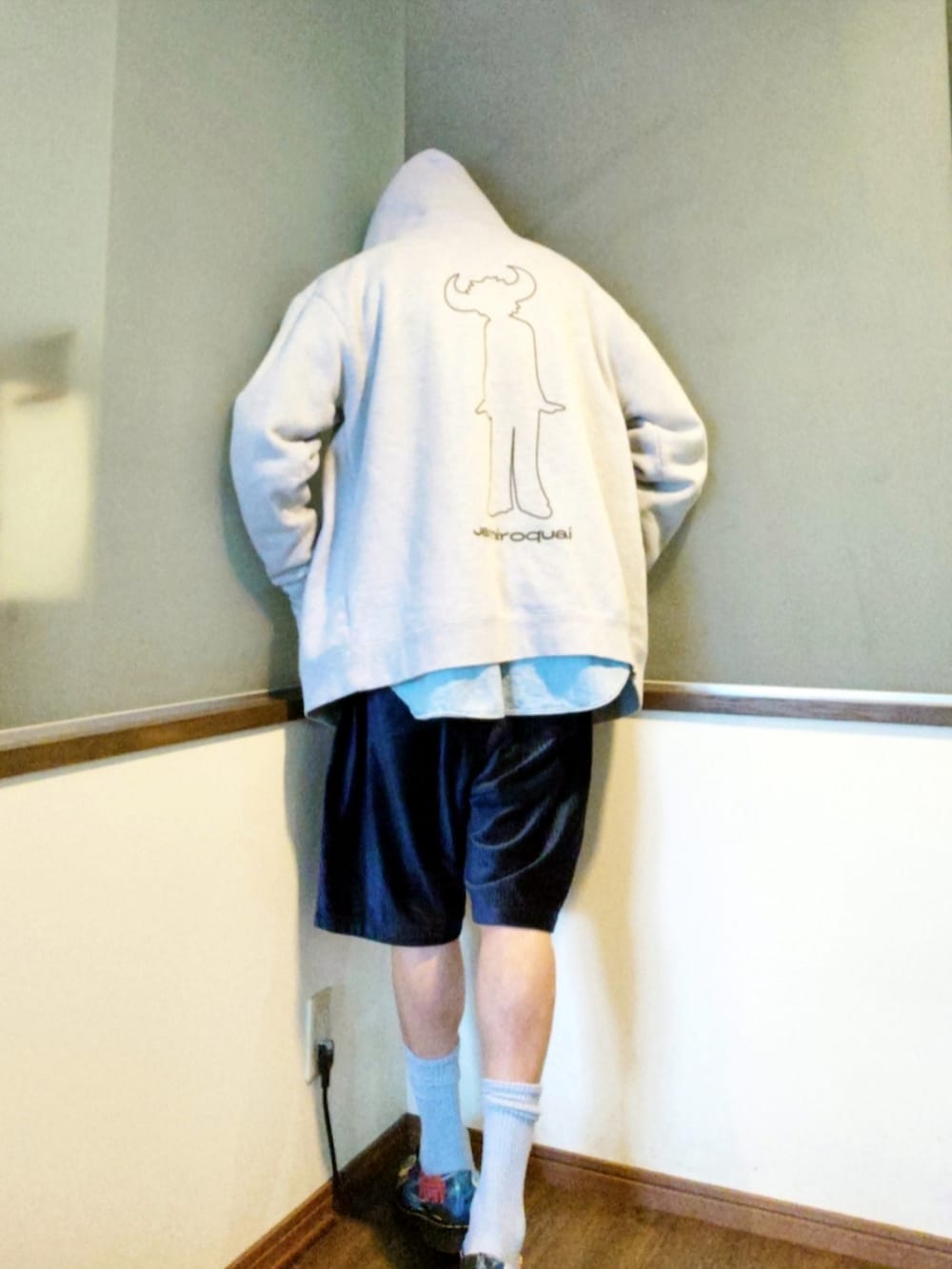 グレー系のパーカー、ブルー系のその他パンツ、ブルー系のシャツ/ブラウスを着用したメンズの夏コーディネートの3枚目の写真
