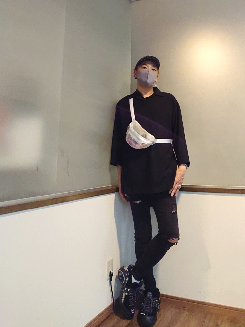 ホワイト系のMA-1、ブラック系のTシャツ/カットソー、ホワイト系のボディバッグ/ウエストポーチを着用したメンズの春コーディネートの2枚目の写真