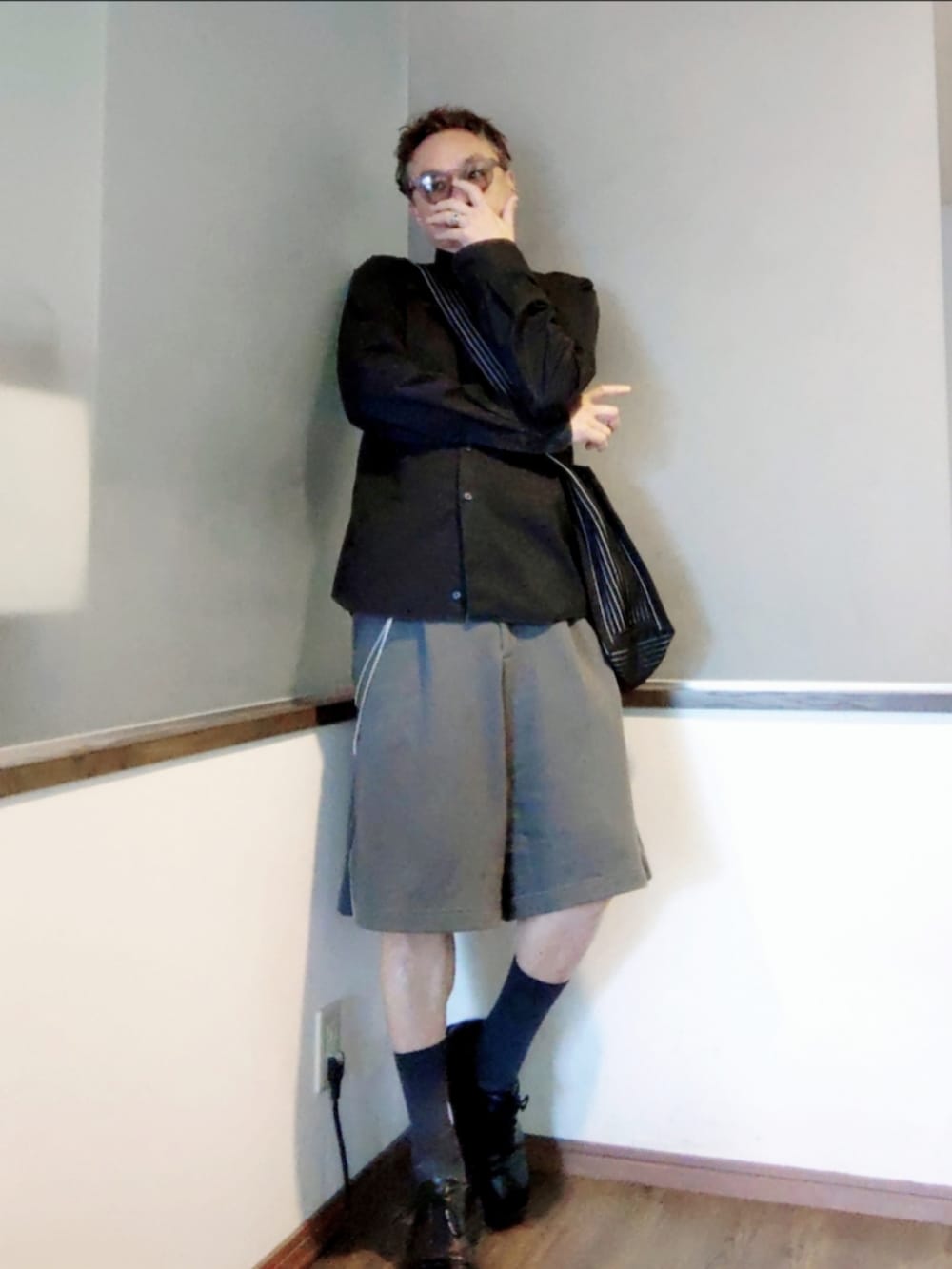 グレー系のその他パンツ、ブラック系のドレスシューズ、ブラック系のショルダーバッグを着用したメンズの夏コーディネートの2枚目の写真