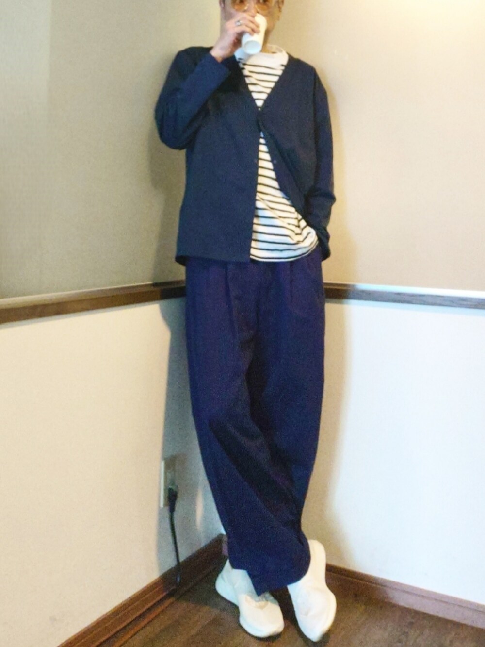 ブルー系のカーディガン/ボレロ、ホワイト系のTシャツ/カットソー、ブルー系のその他パンツを着用したメンズの春コーディネートの2枚目の写真