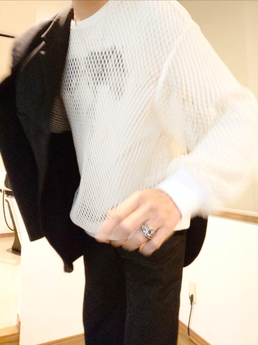 ブルー系のテーラードジャケット、ホワイト系のTシャツ/カットソー、ブラック系のスラックスを着用したメンズの秋コーディネートの2枚目の写真