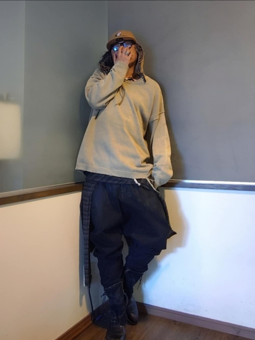 ベージュ系のニット/セーター、ブラック系のその他パンツ、ブラック系のブーツを着用したメンズの秋コーディネートの2枚目の写真