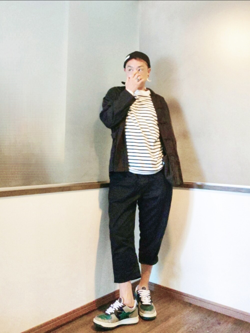 ブラック系のシャツ/ブラウス、ホワイト系のTシャツ/カットソー、グリーン系のスニーカーを着用したメンズの秋コーディネートの3枚目の写真