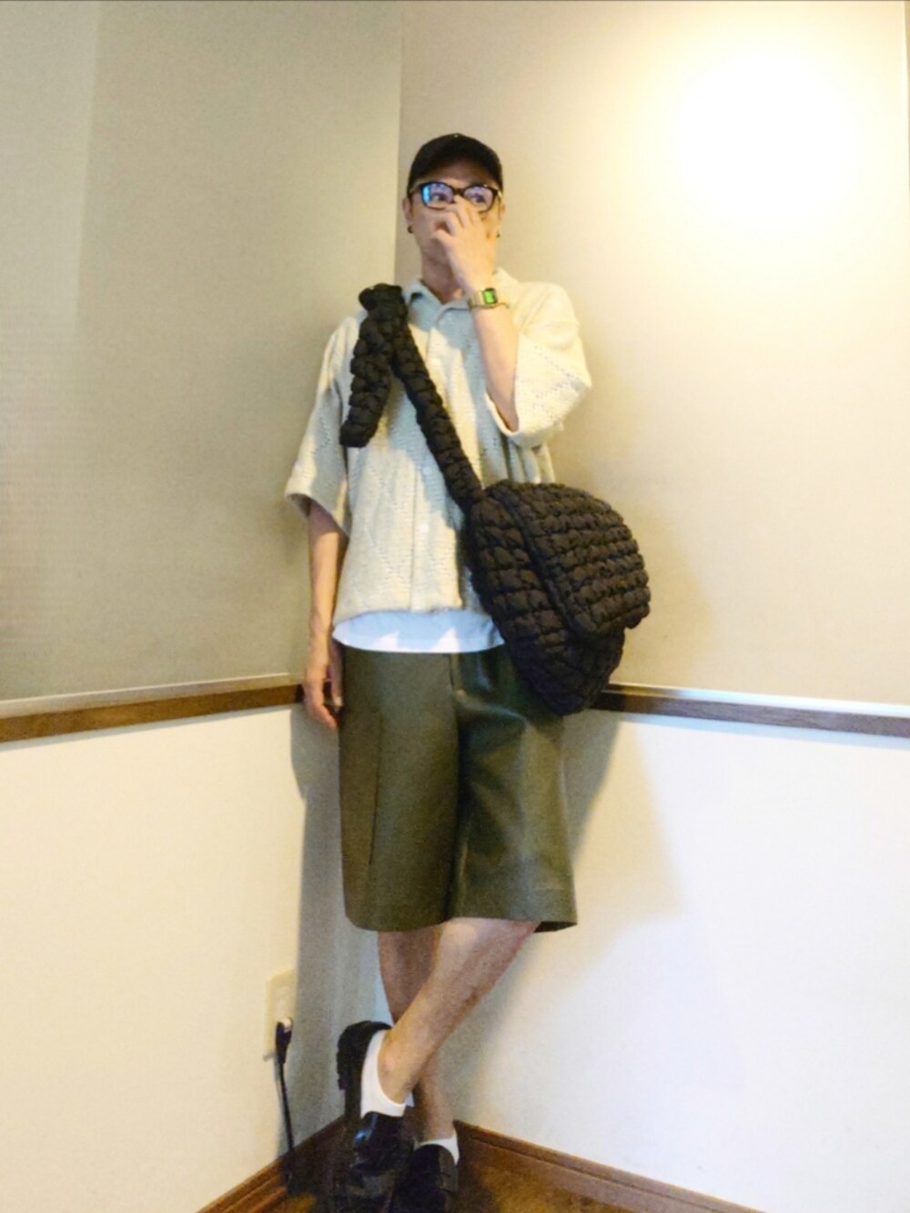 ホワイト系のTシャツ/カットソー、ベージュ系のシャツ/ブラウス、ブラック系のショルダーバッグを着用したメンズの夏コーディネートの2枚目の写真