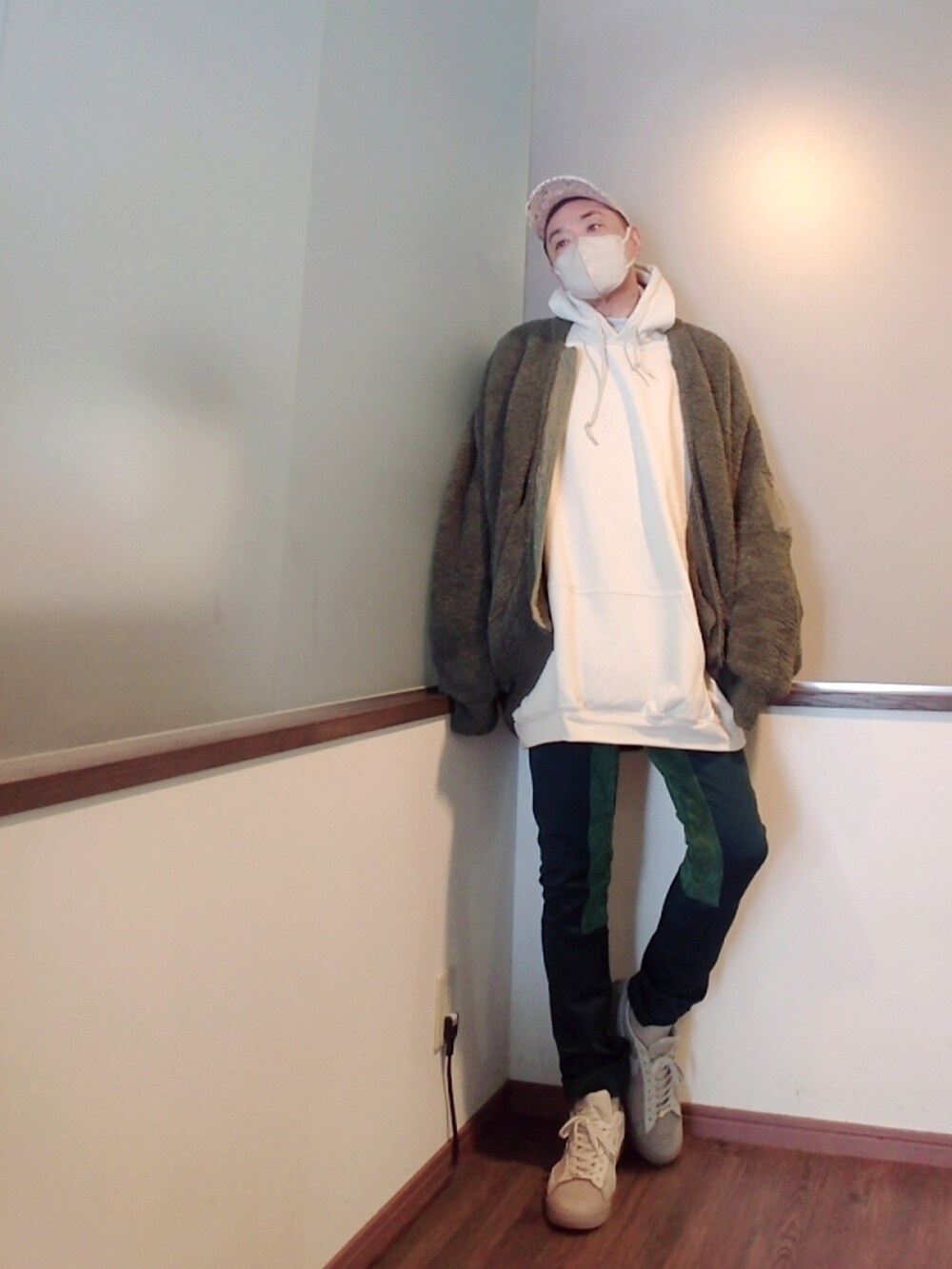 グリーン系のその他パンツ、ベージュ系のスニーカー、グリーン系のブルゾンを着用したメンズの冬コーディネートの3枚目の写真