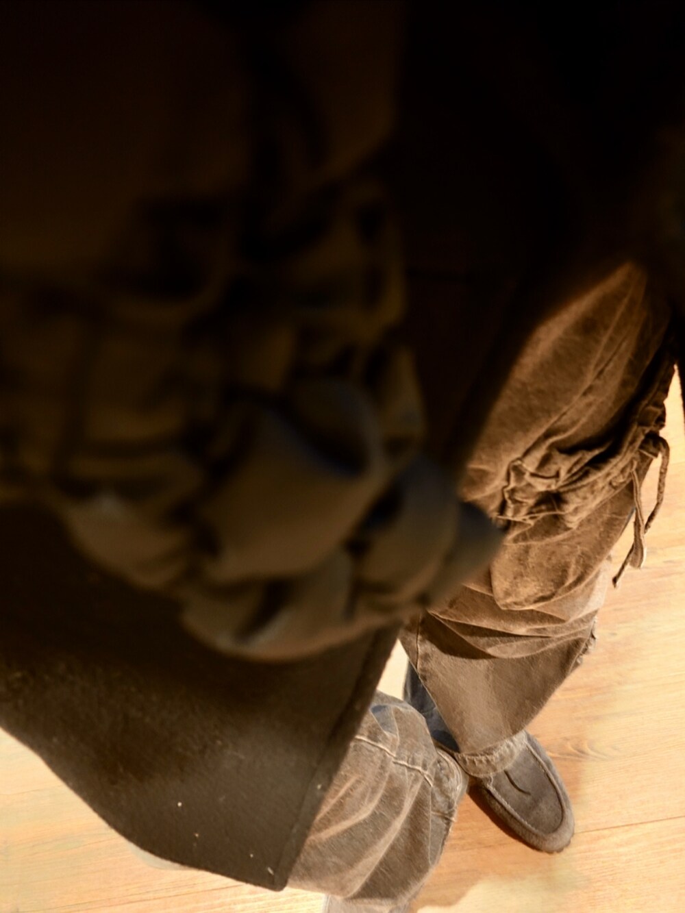 ブラック系のパーカー、ブラック系のショルダーバッグ、ブラック系のピーコートを着用したメンズの冬コーディネートの4枚目の写真