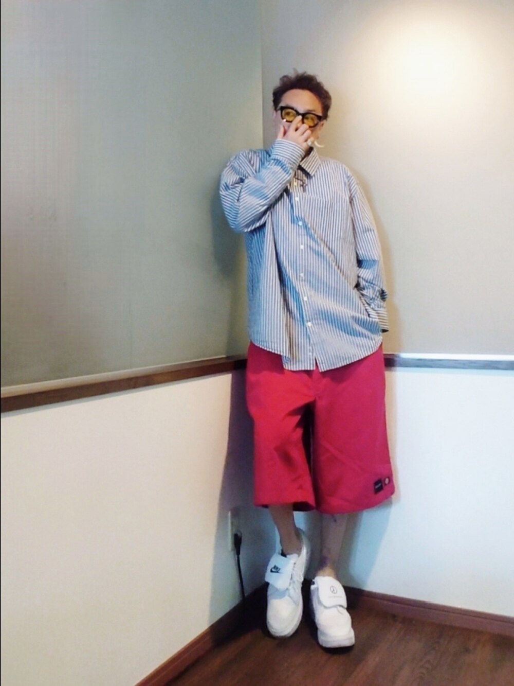 ホワイト系のシャツ/ブラウス、レッド系のチノパンツ、ホワイト系のドレスシューズを着用したメンズの夏コーディネートの2枚目の写真