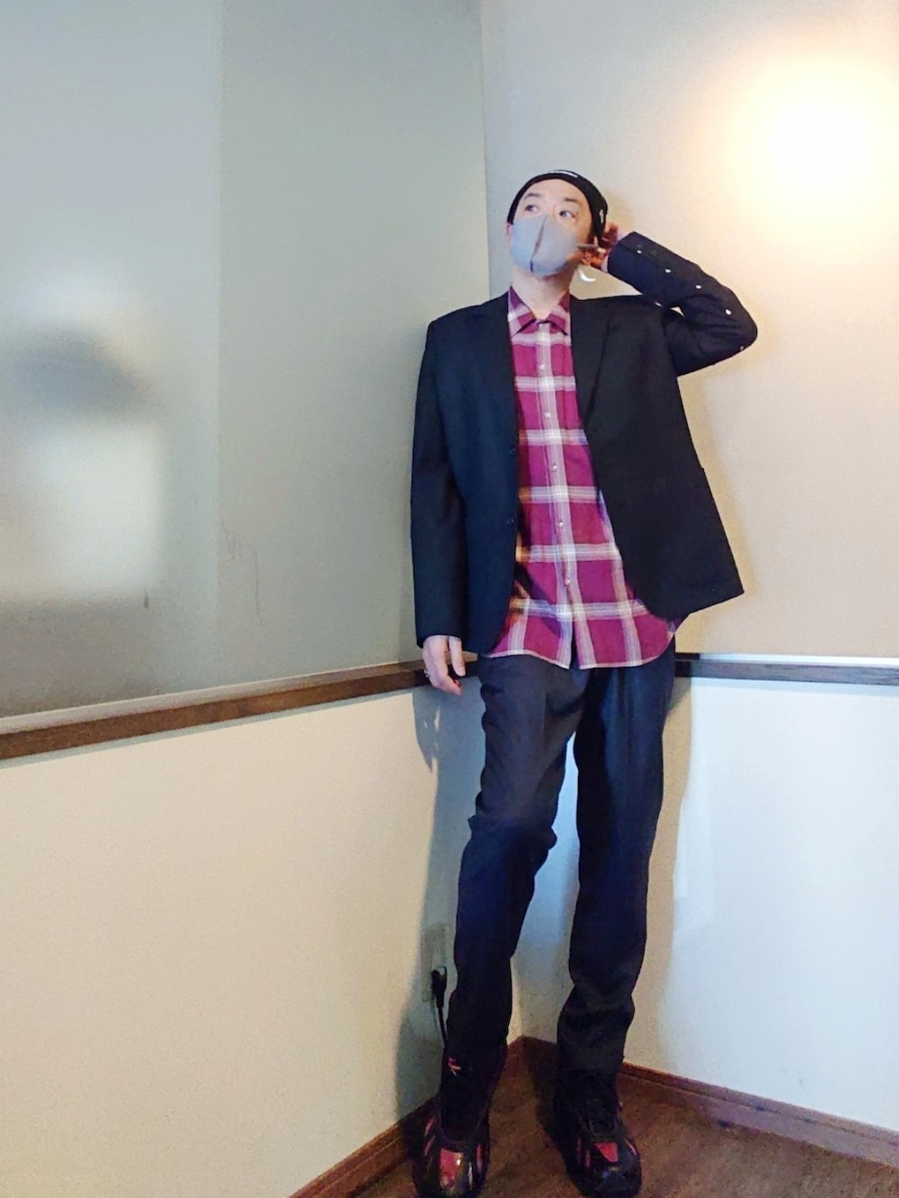 グレー系のテーラードジャケット、レッド系のシャツ/ブラウス、グレー系のスラックスを着用したメンズの春コーディネートの3枚目の写真