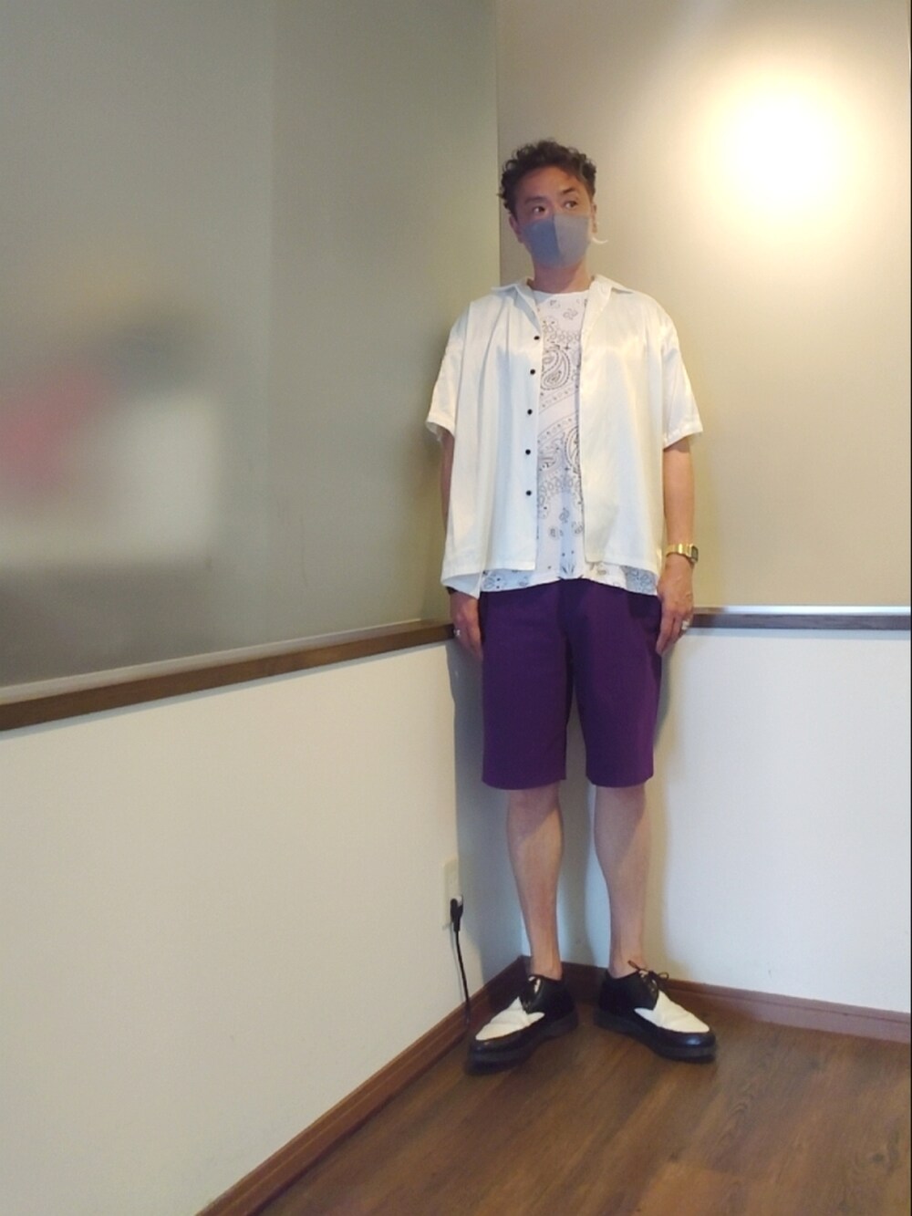 ホワイト系のシャツ/ブラウス、ホワイト系のTシャツ/カットソー、パープル系のスラックスを着用したメンズの夏コーディネートの3枚目の写真