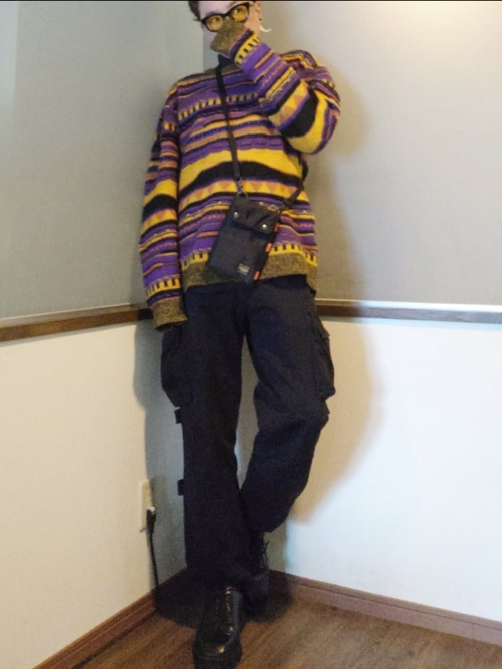 ブラック系のピーコート、その他のニット/セーター、ブラック系のカーゴパンツを着用したメンズの冬コーディネートの2枚目の写真