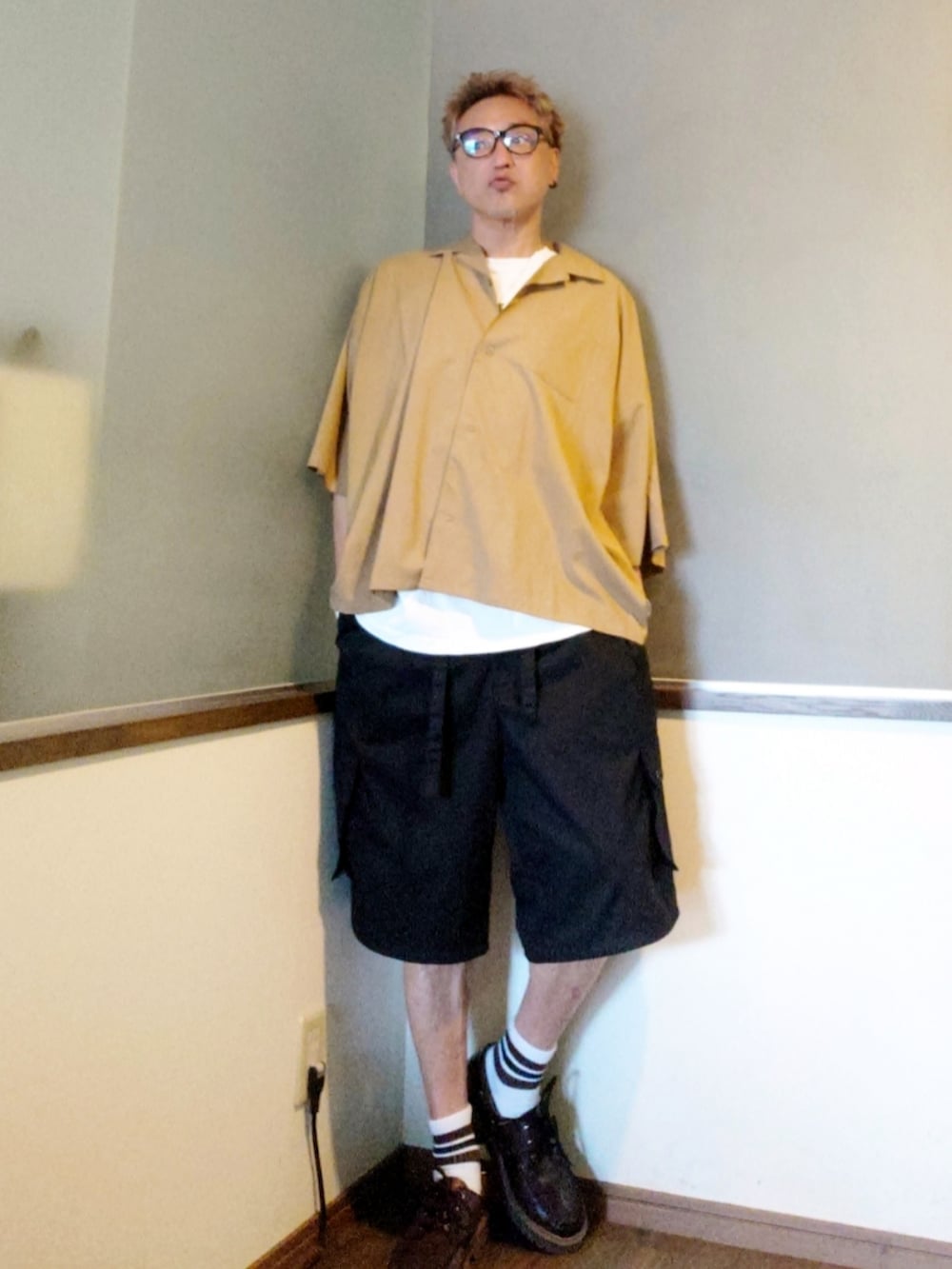 ベージュ系のシャツ/ブラウス、ホワイト系のTシャツ/カットソー、ブラック系のカーゴパンツを着用したメンズの夏コーディネートの2枚目の写真