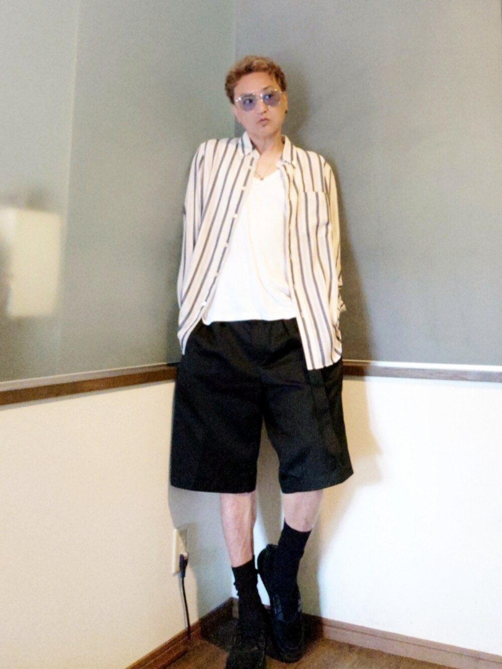 ホワイト系のシャツ/ブラウス、ブラック系のチノパンツ、ブラック系のスニーカーを着用したメンズの夏コーディネートの2枚目の写真