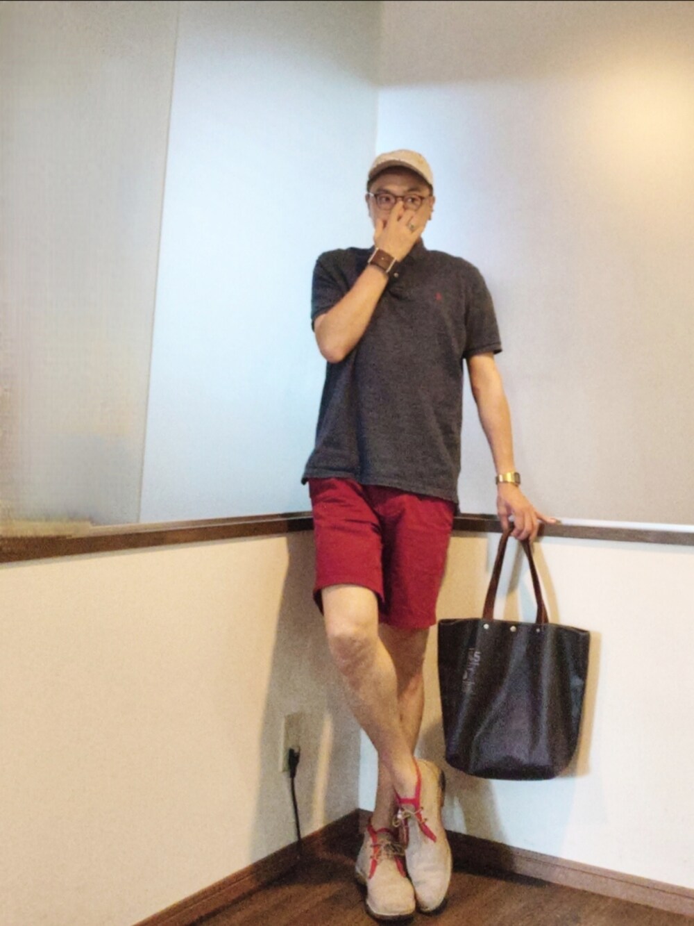 ブルー系のポロシャツ、レッド系のパンツ、ブルー系のトートバッグを着用したメンズの秋コーディネートの2枚目の写真