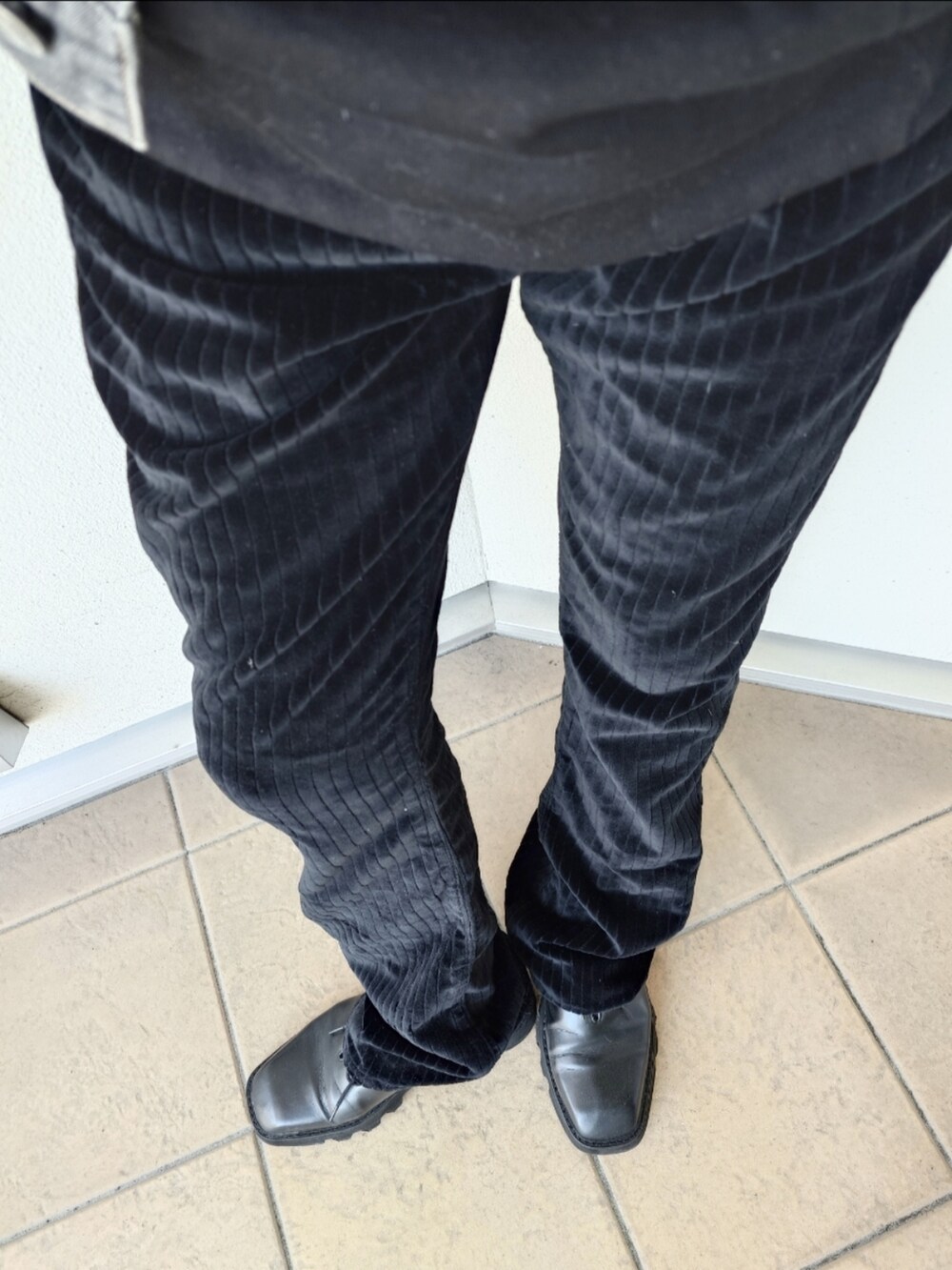 ブラック系のデニムジャケット、ブラック系のスウェット、ブラック系のパンツを着用したメンズの春コーディネートの2枚目の写真